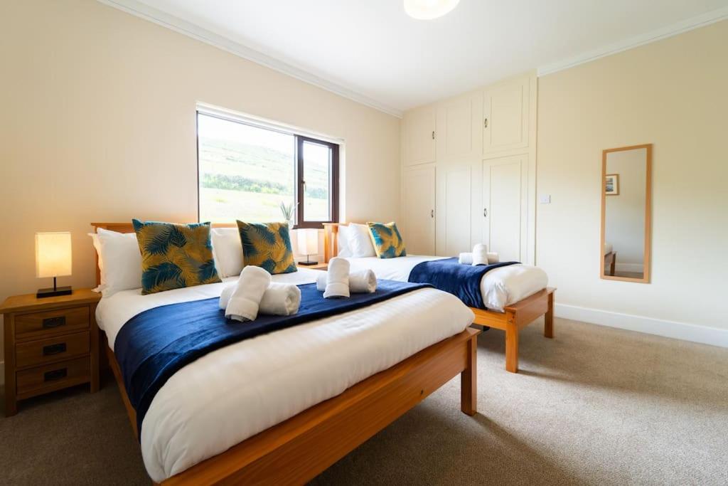 Five-Bedroom House photo 2