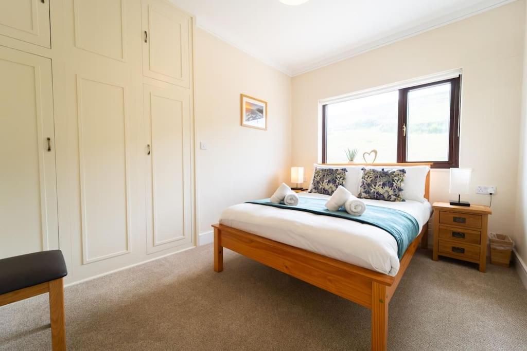 Five-Bedroom House photo 3