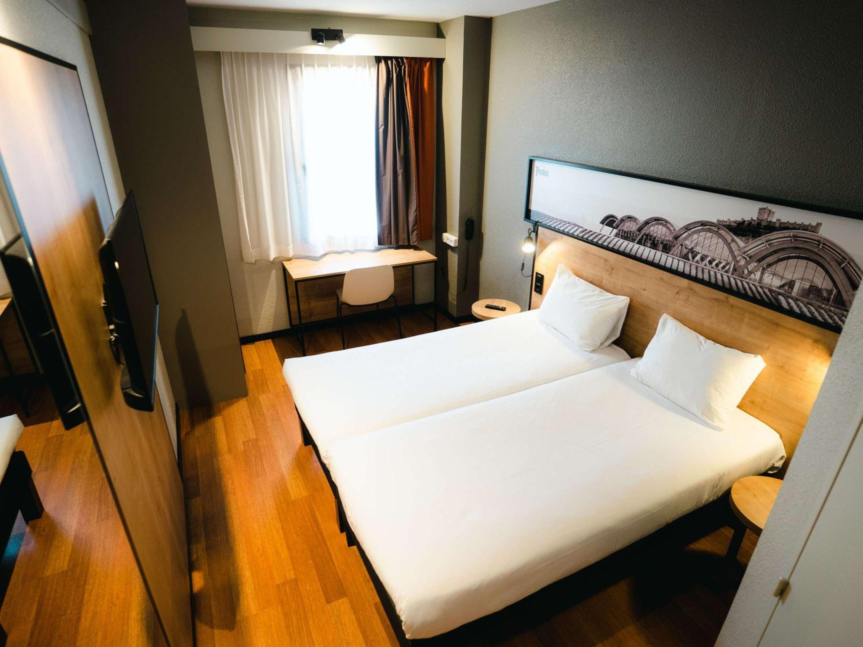 Standard Twin Room - Photo 9