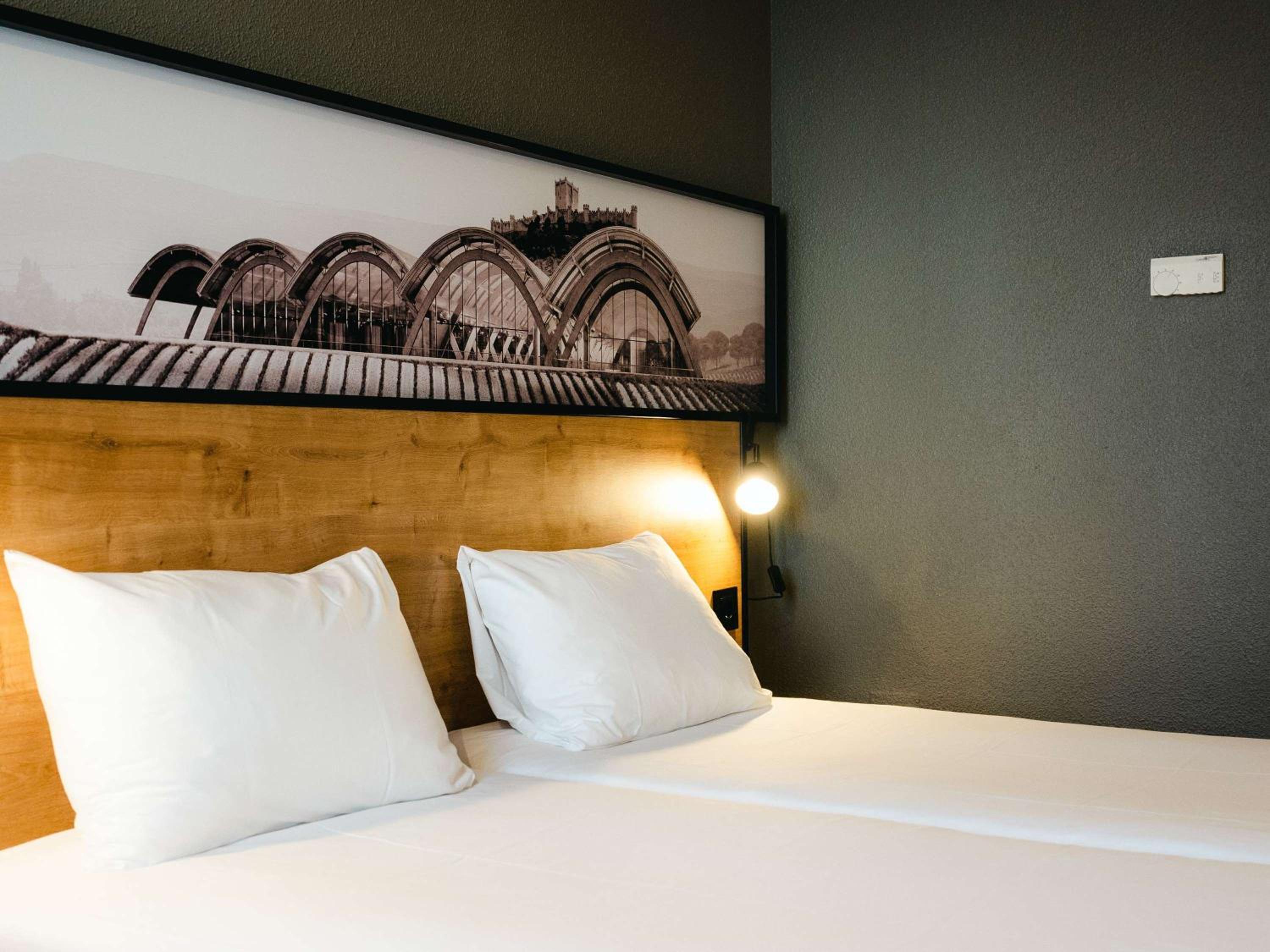 Standard Twin Room - Photo 11