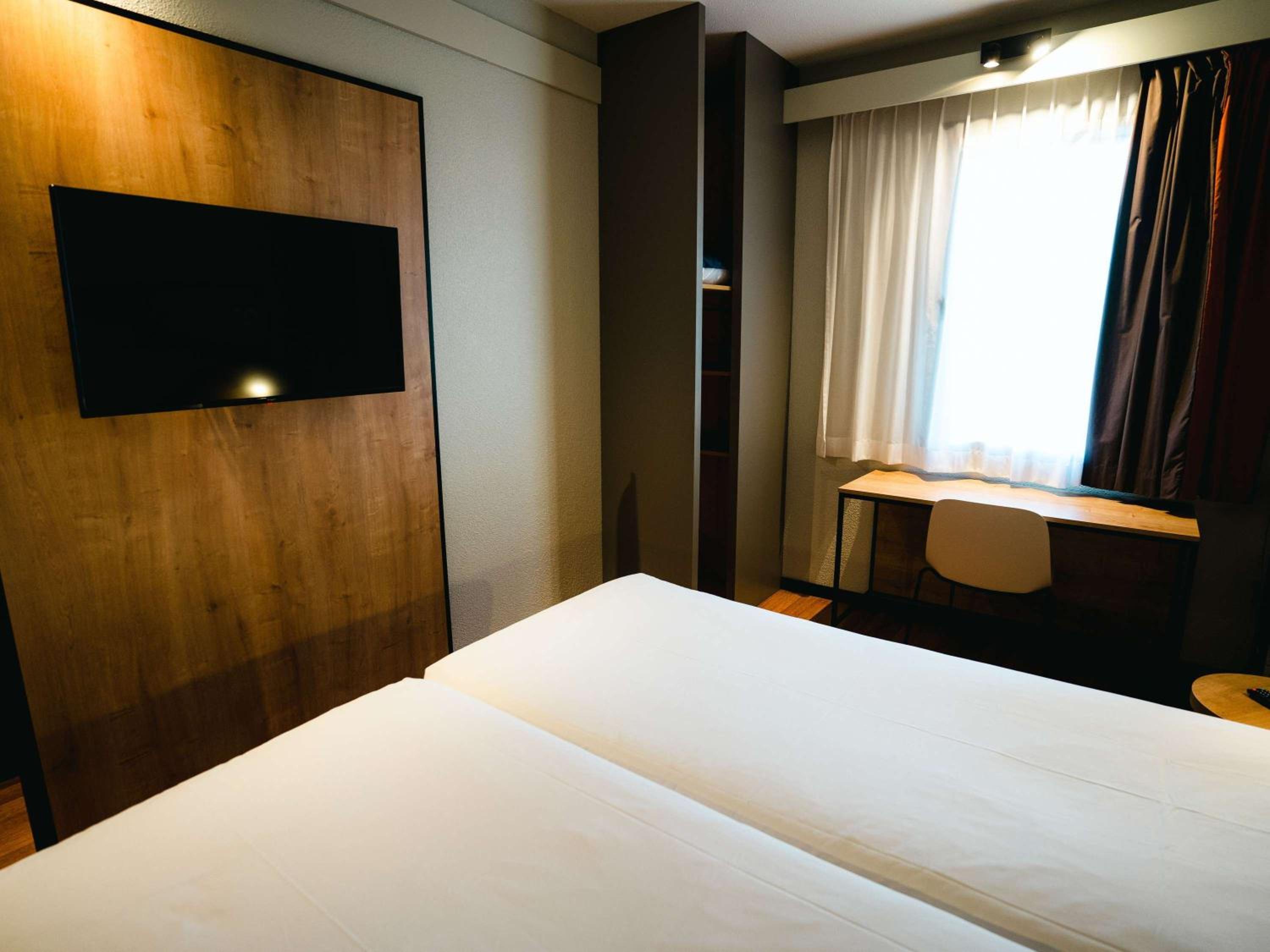 Standard Twin Room - Photo 3