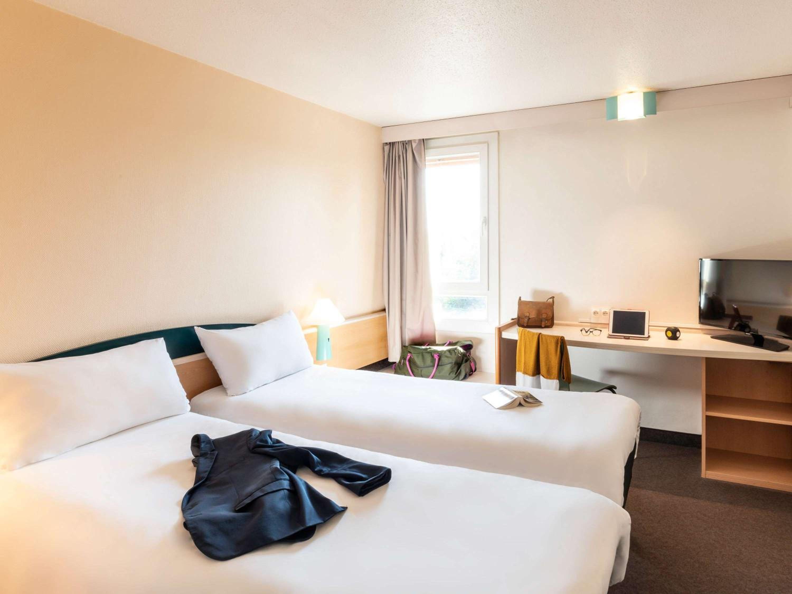 Standard Twin Room - Photo 9