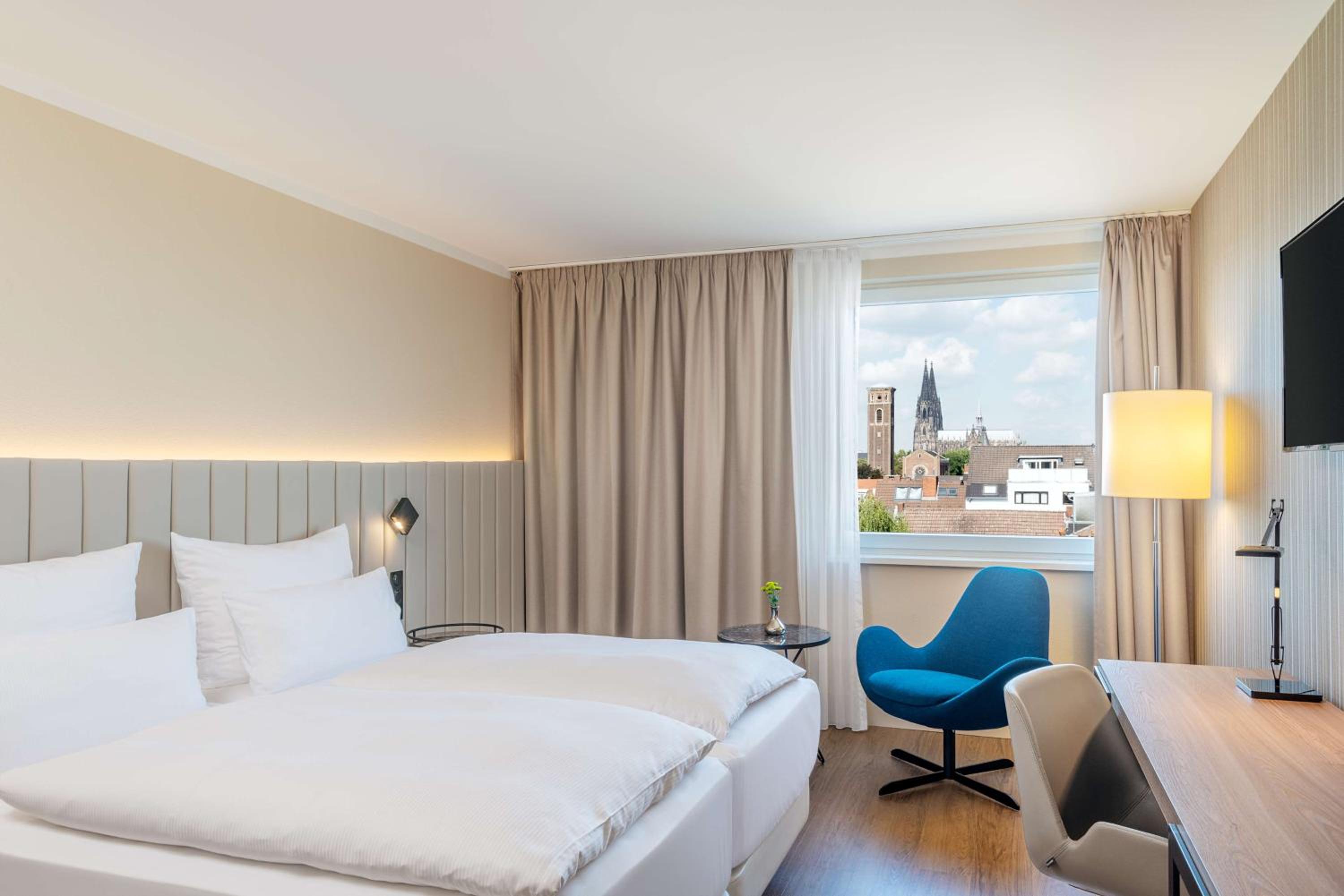 Standard Room with View thumbnail 5