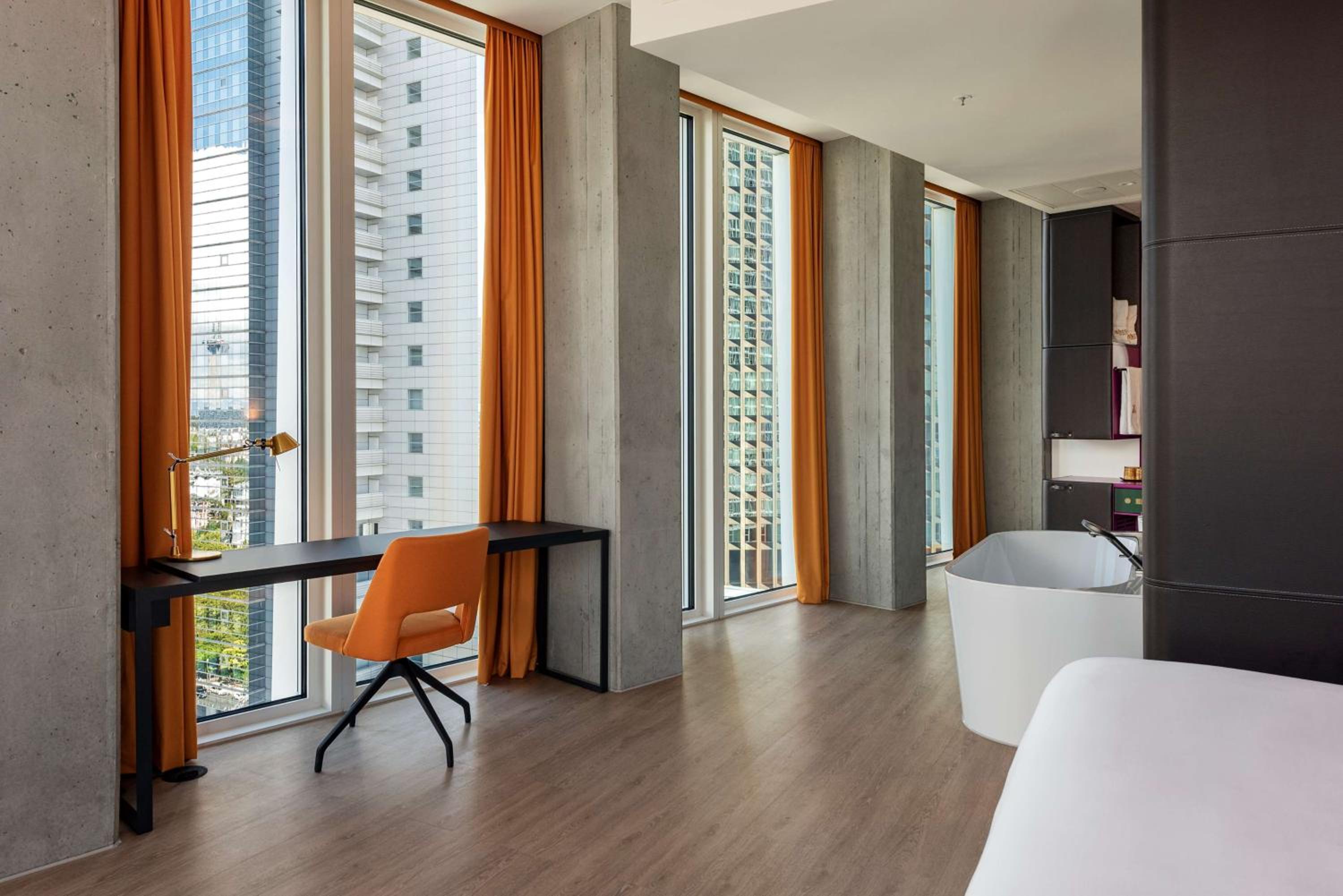 nhow Family Room (2 Adults + 1 Child) - Photo 5