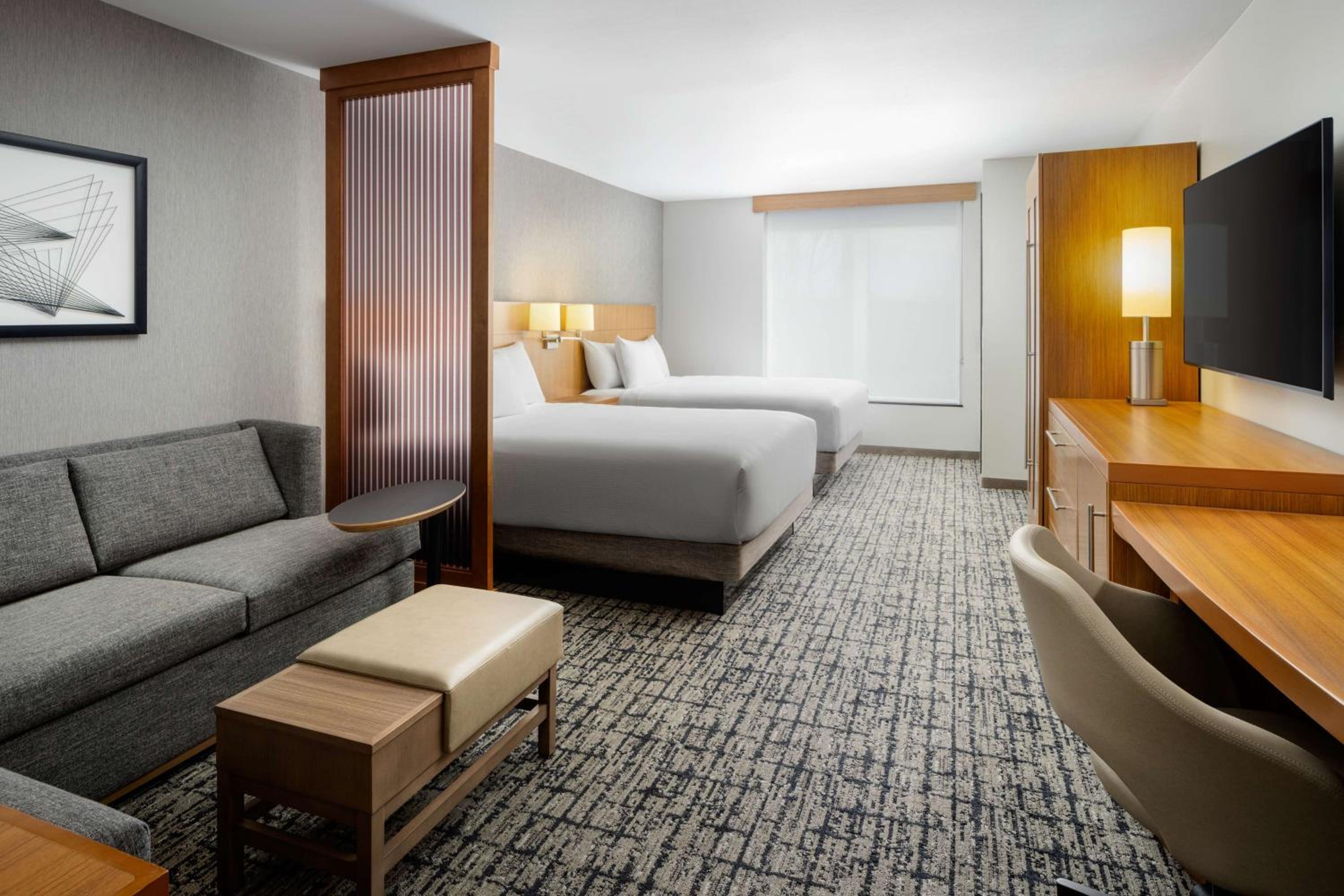 Queen Room with Two Queen Beds and Sofa Bed photo 2