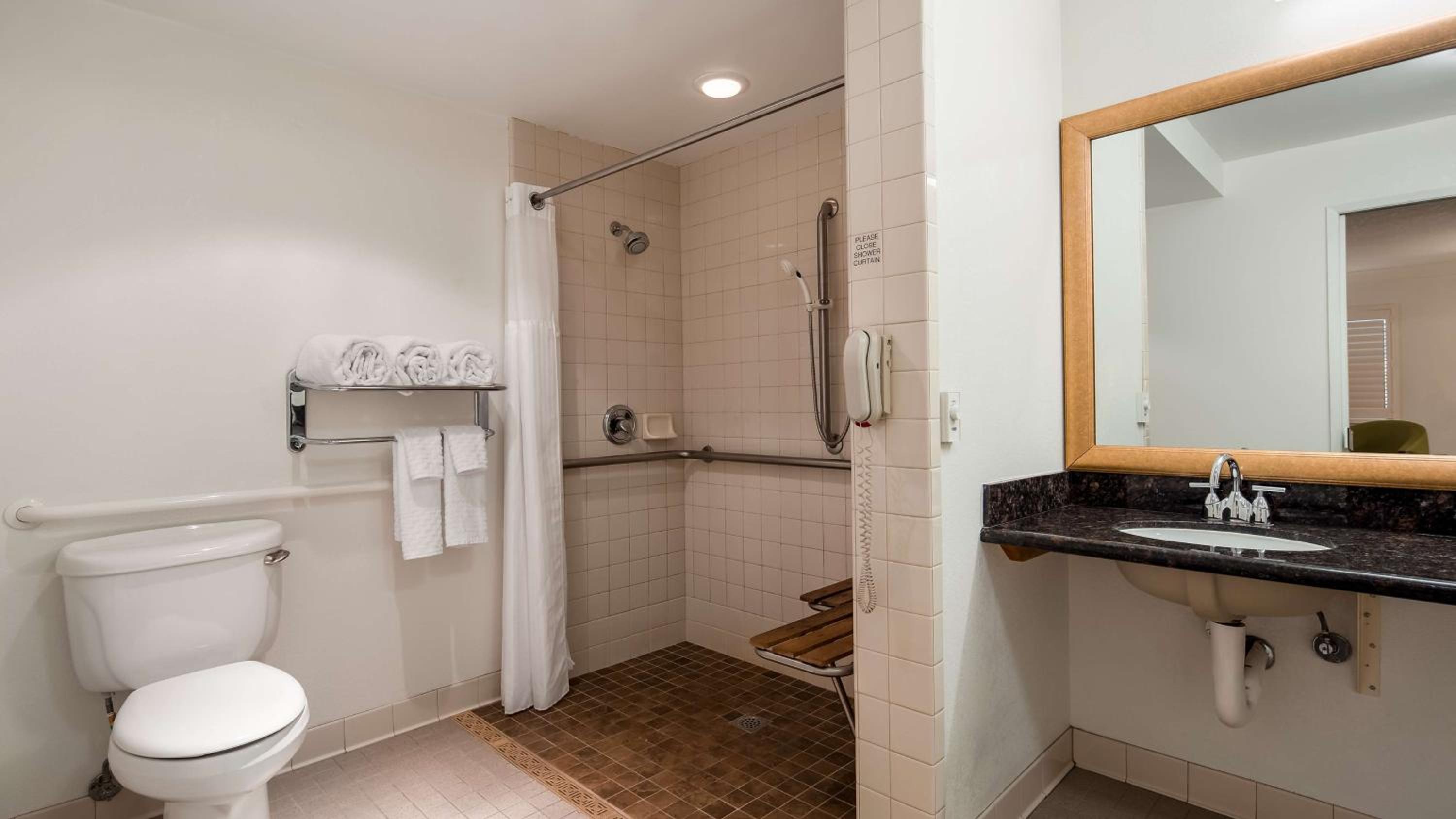 King Room with Roll-in Shower - Disability Access/Non-Smoking photo 2
