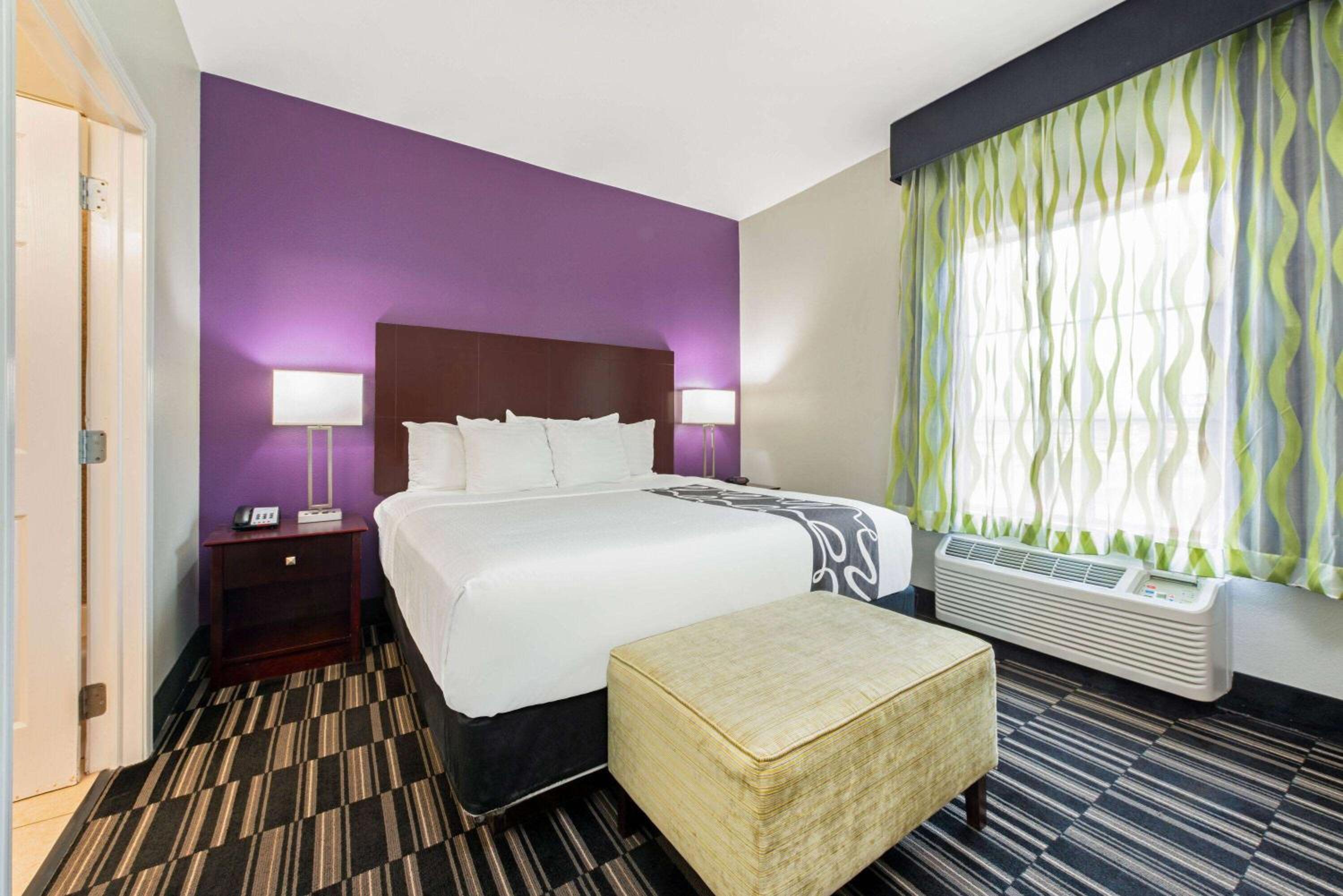 Deluxe King Suite with Lake View - Non-Smoking