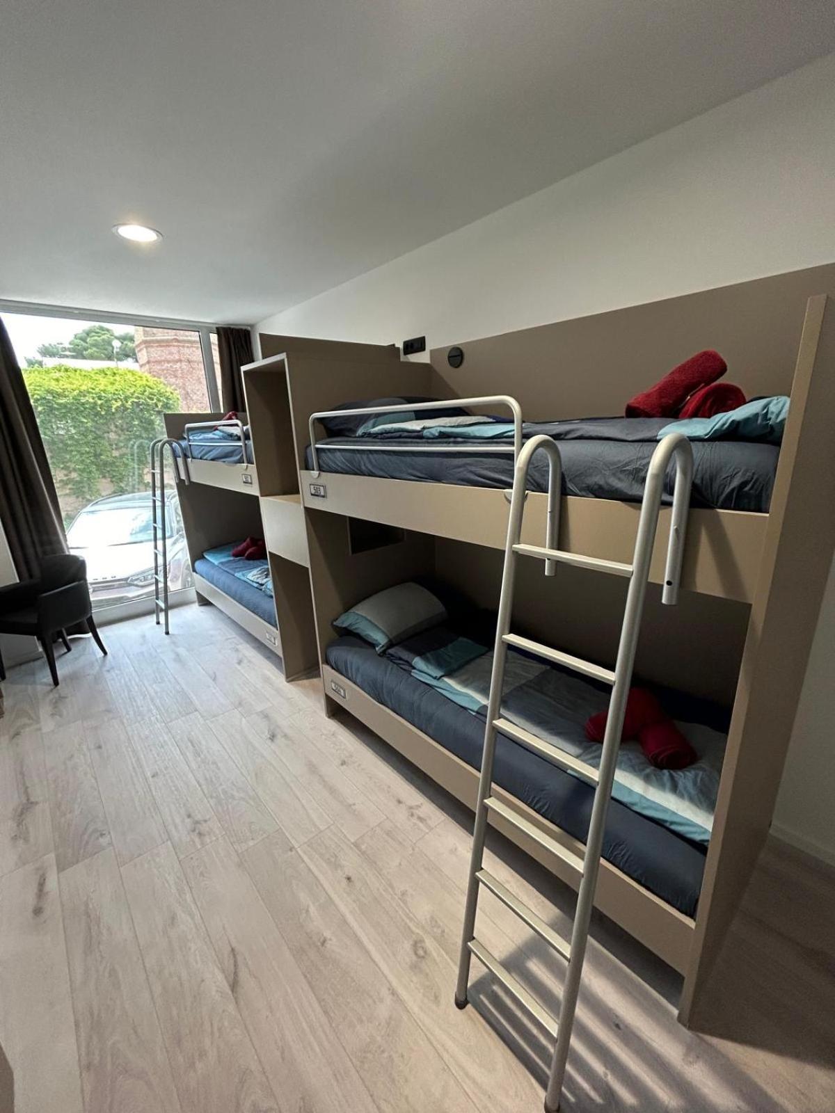 Single Bed in Mixed Dormitory Room
