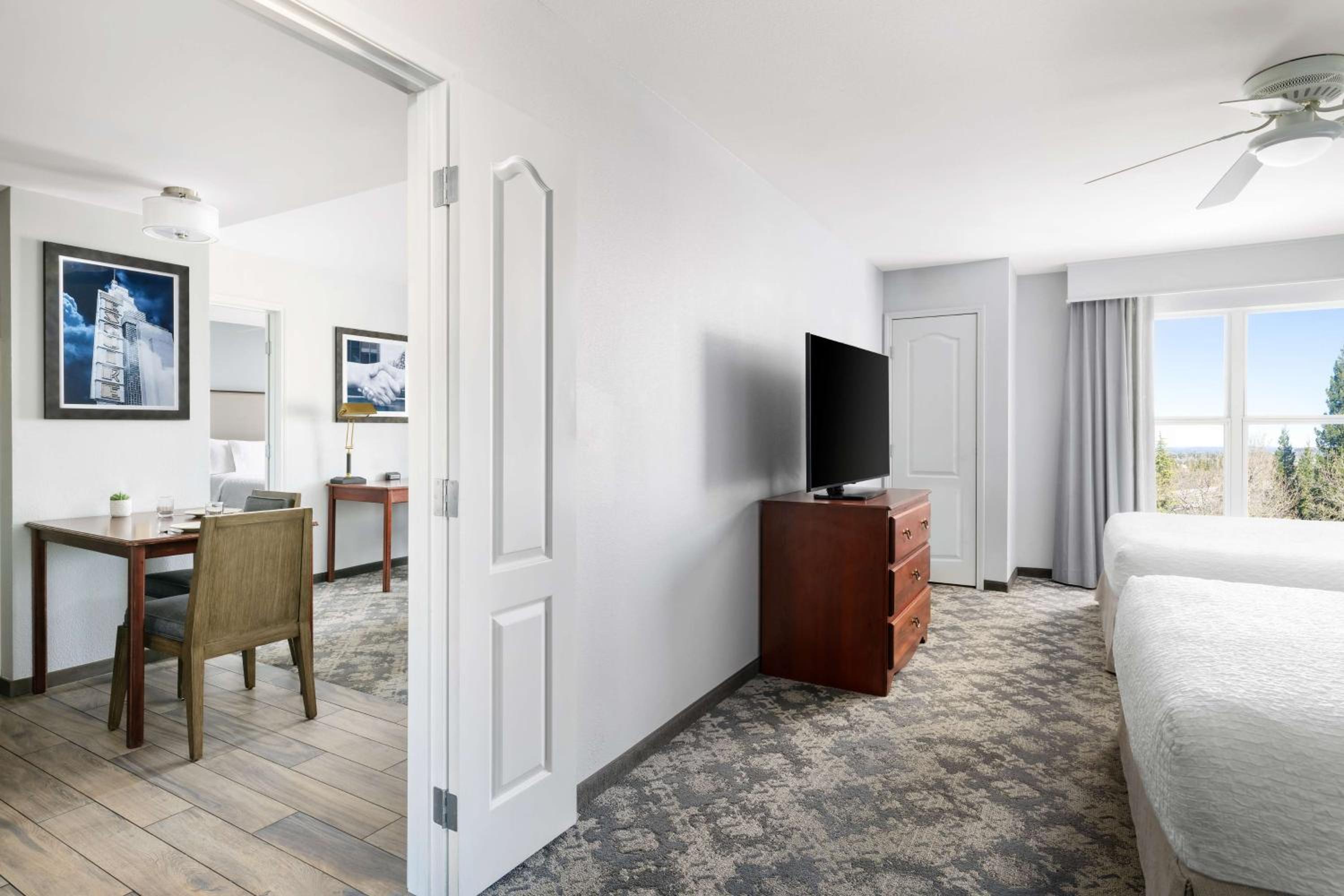 One-Bedroom Queen Suite with Two Queen Beds - Non-Smoking - Photo 5