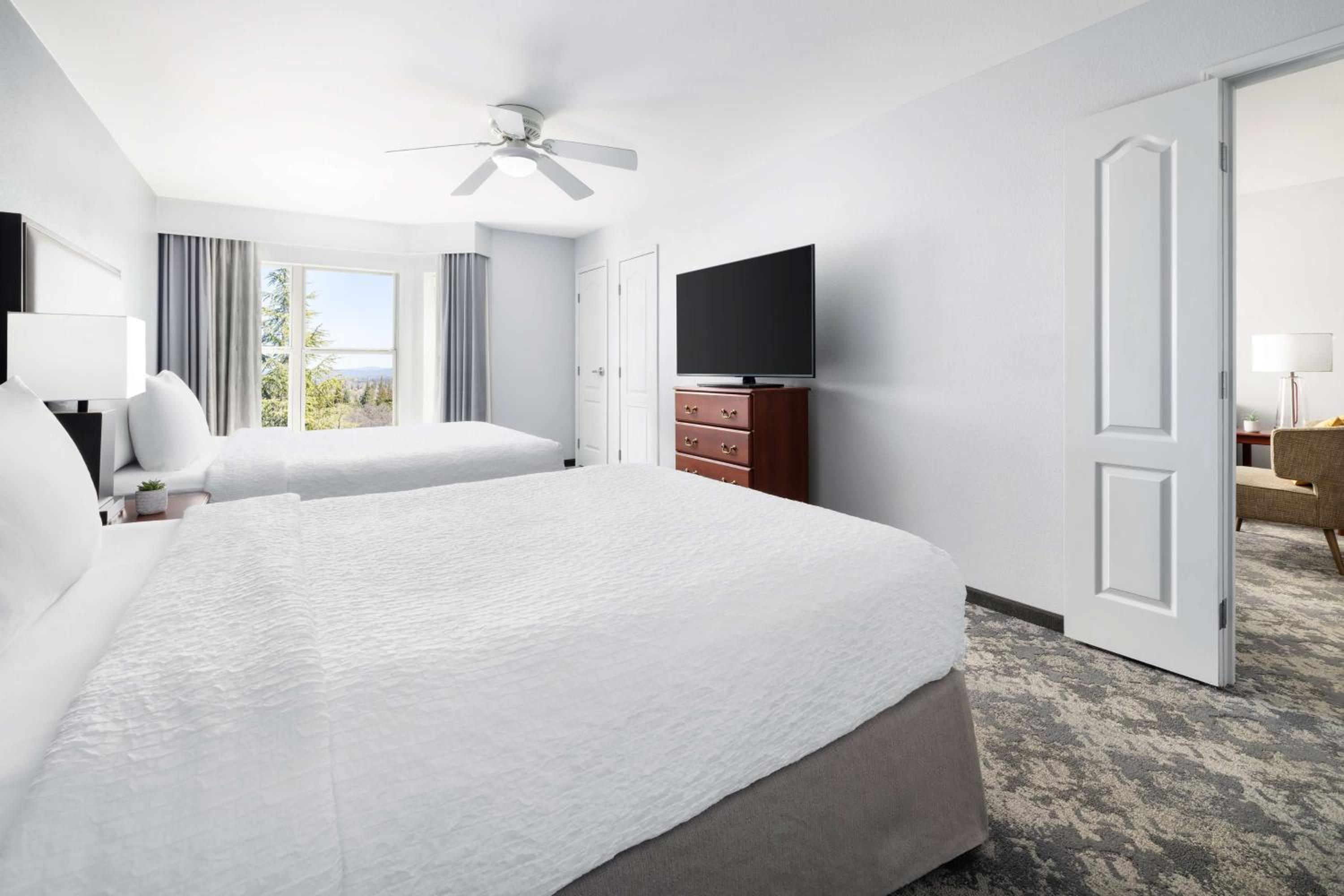 One-Bedroom Queen Suite with Two Queen Beds - Non-Smoking - Photo 2