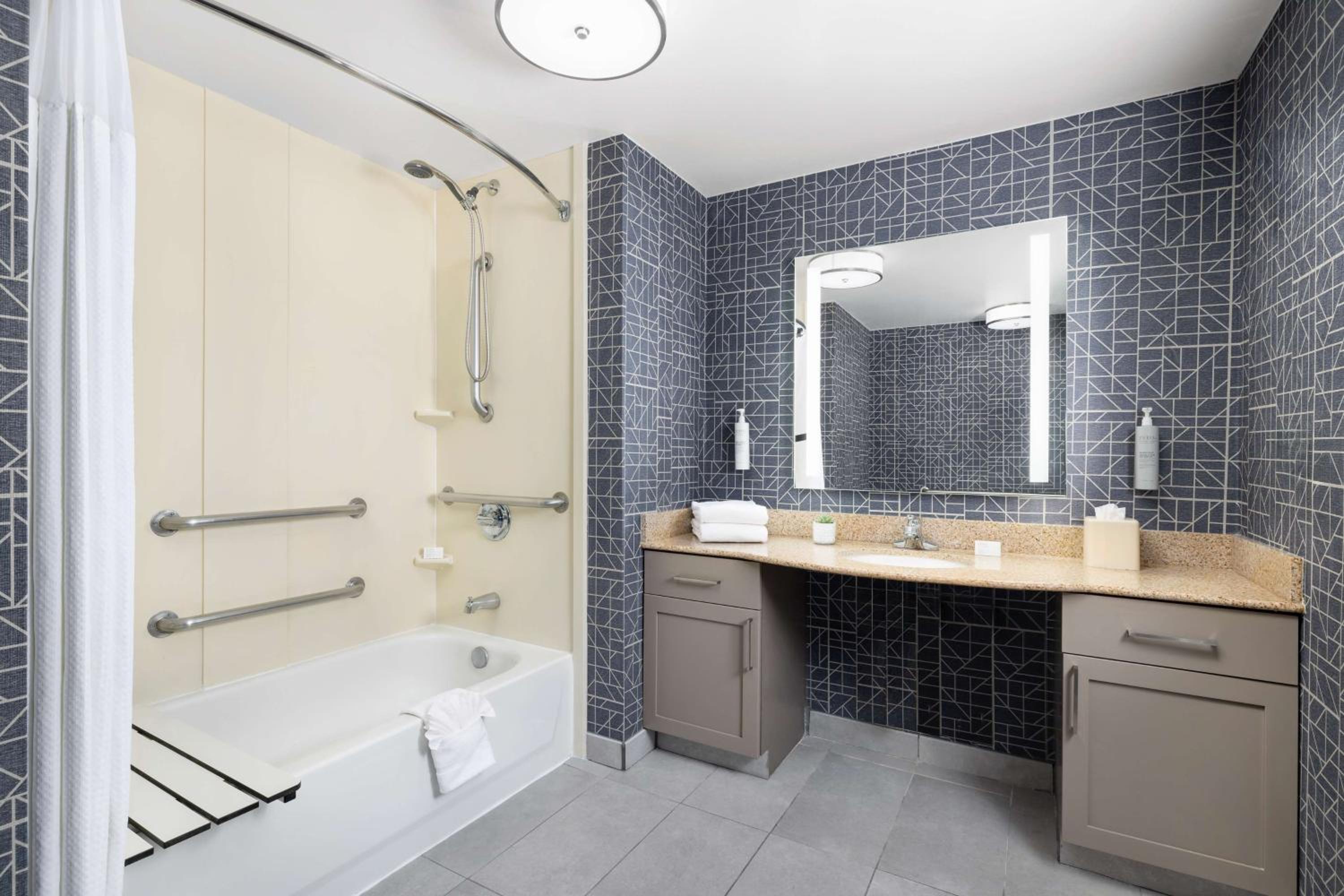 King Suite - Mobility Access/Non-Smoking - Photo 2