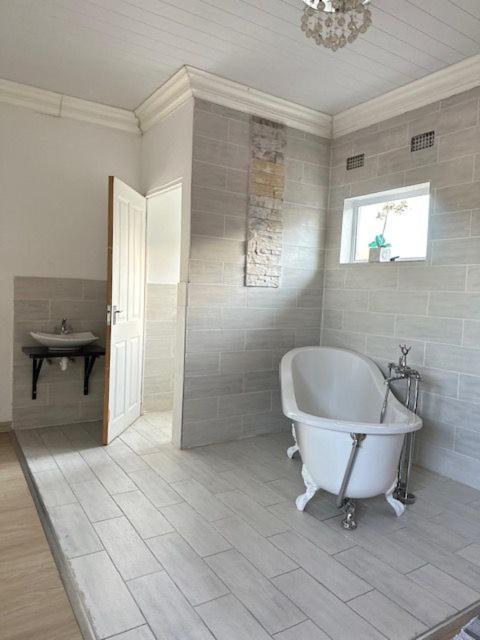 Large Double or Twin Room photo 2