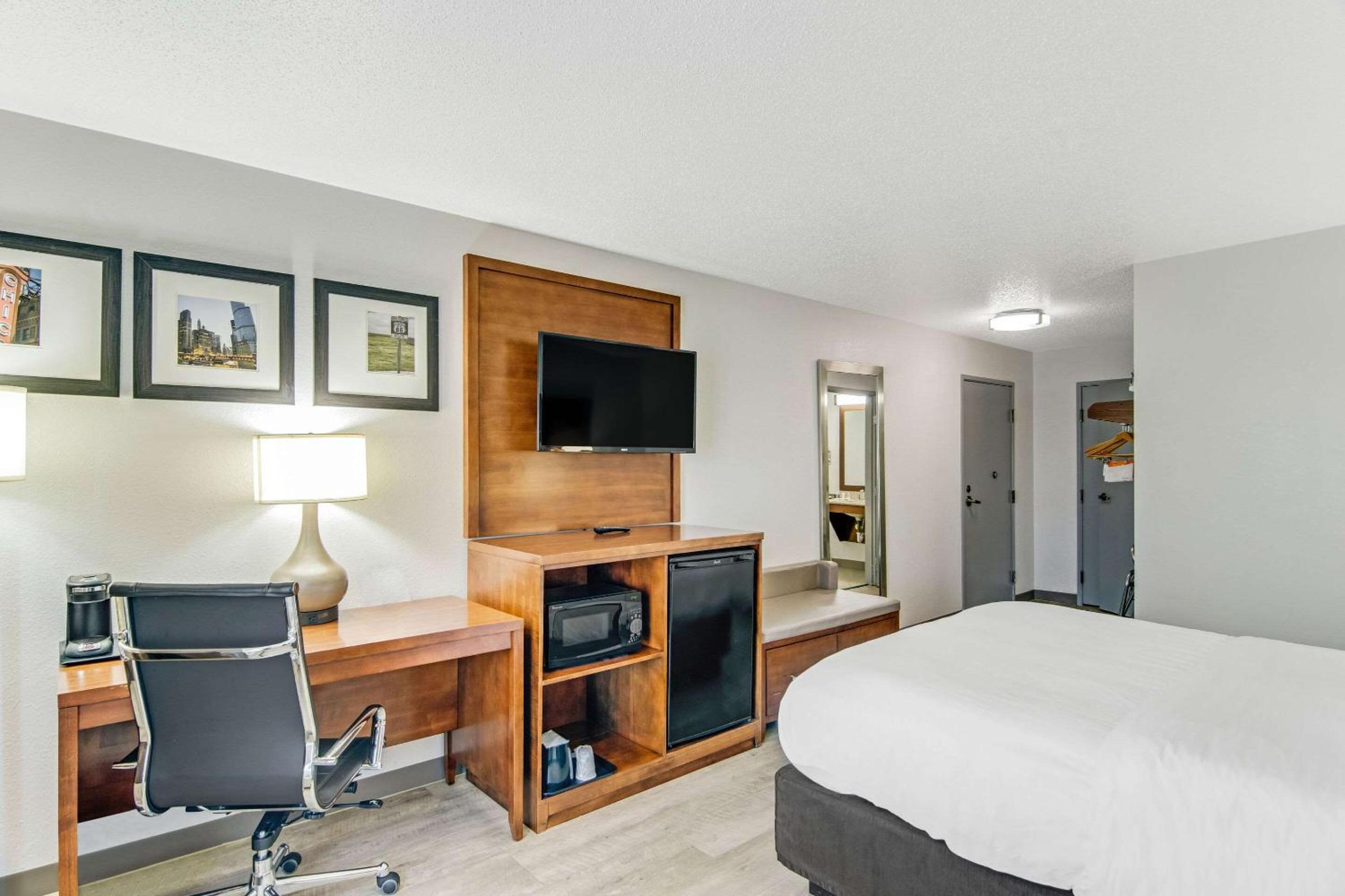 Queen Suite with Roll-In Shower - Accessible/Non-Smoking - Photo 2