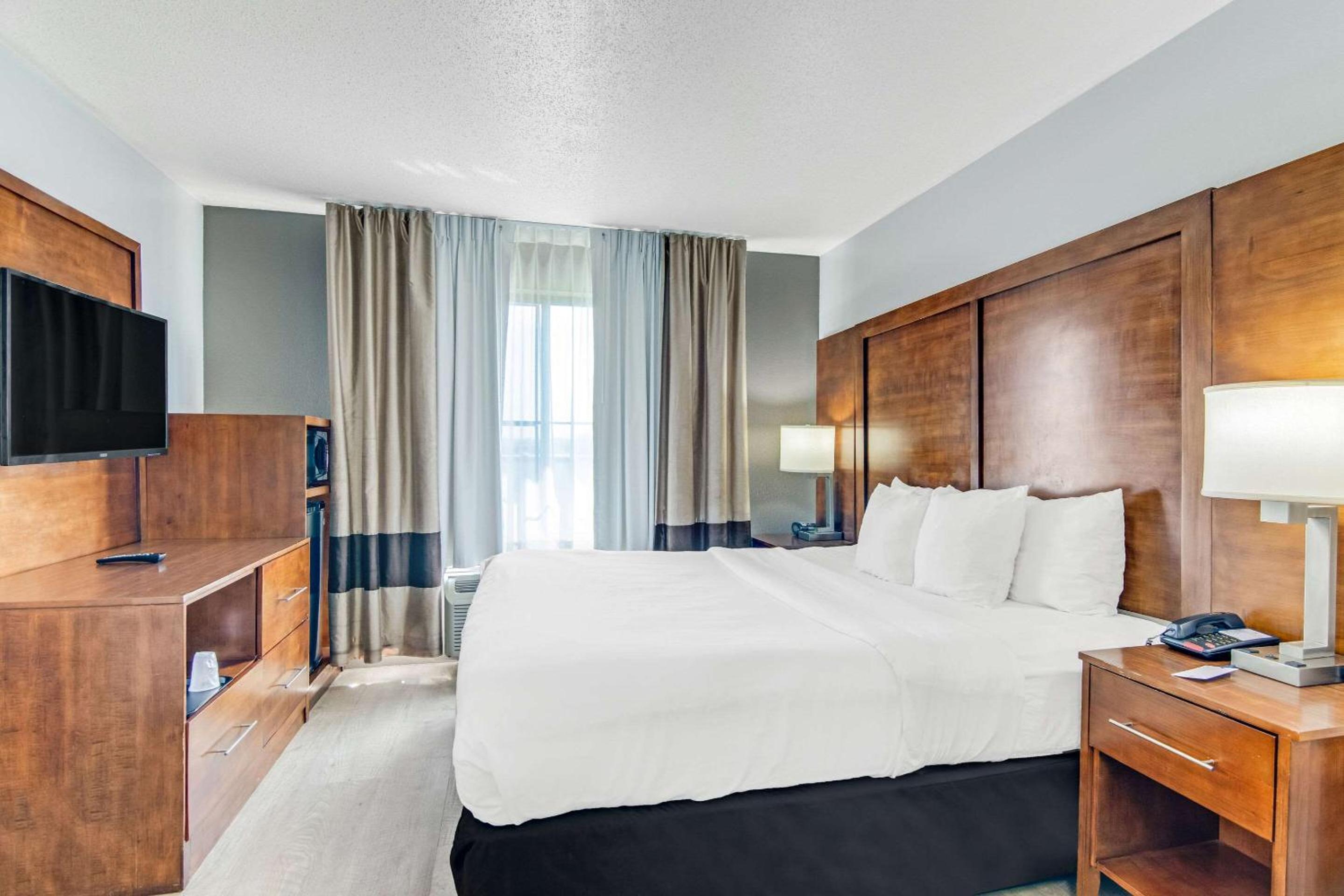 King Suite - Non-Smoking - Photo 1