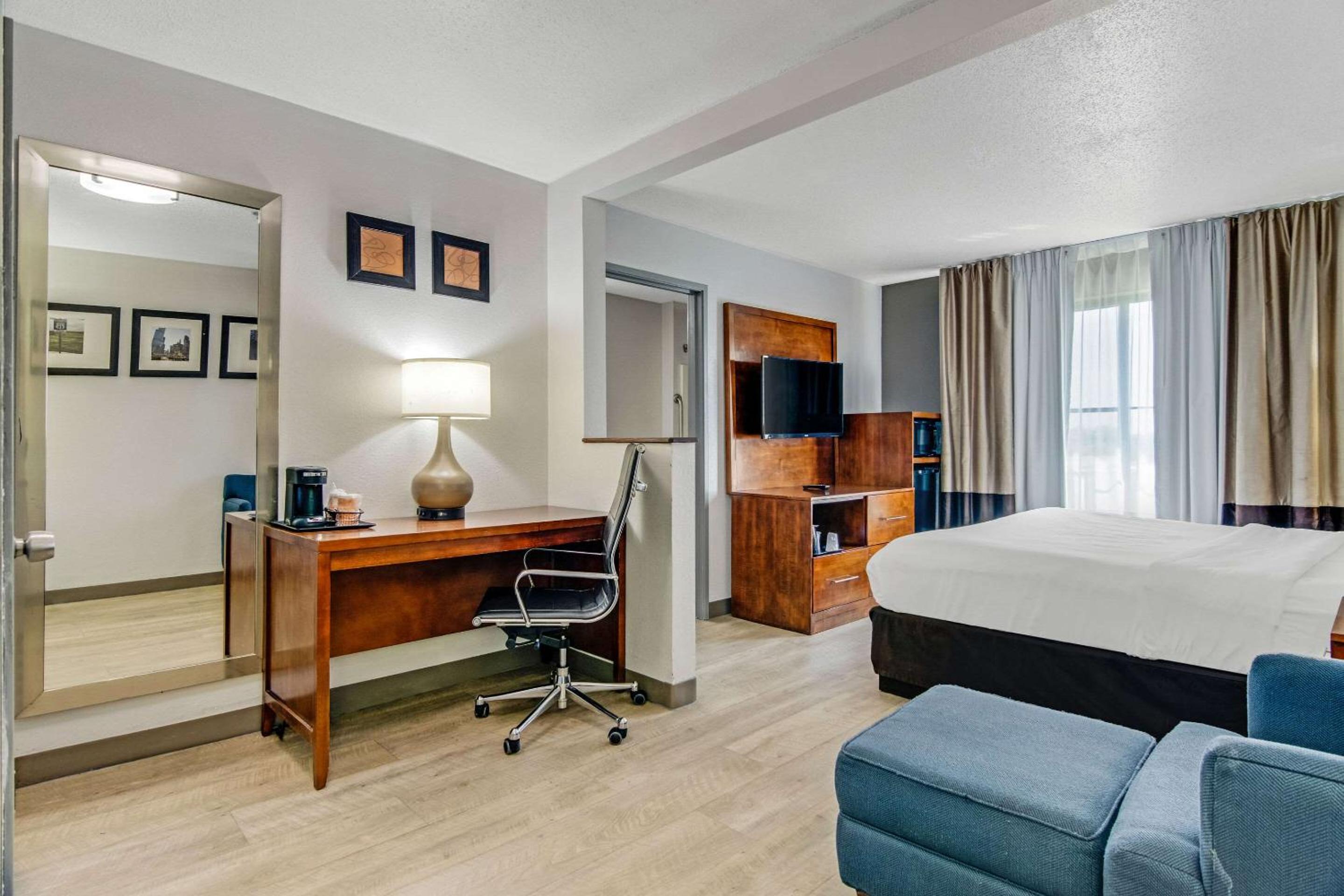 King Suite - Non-Smoking - Photo 4