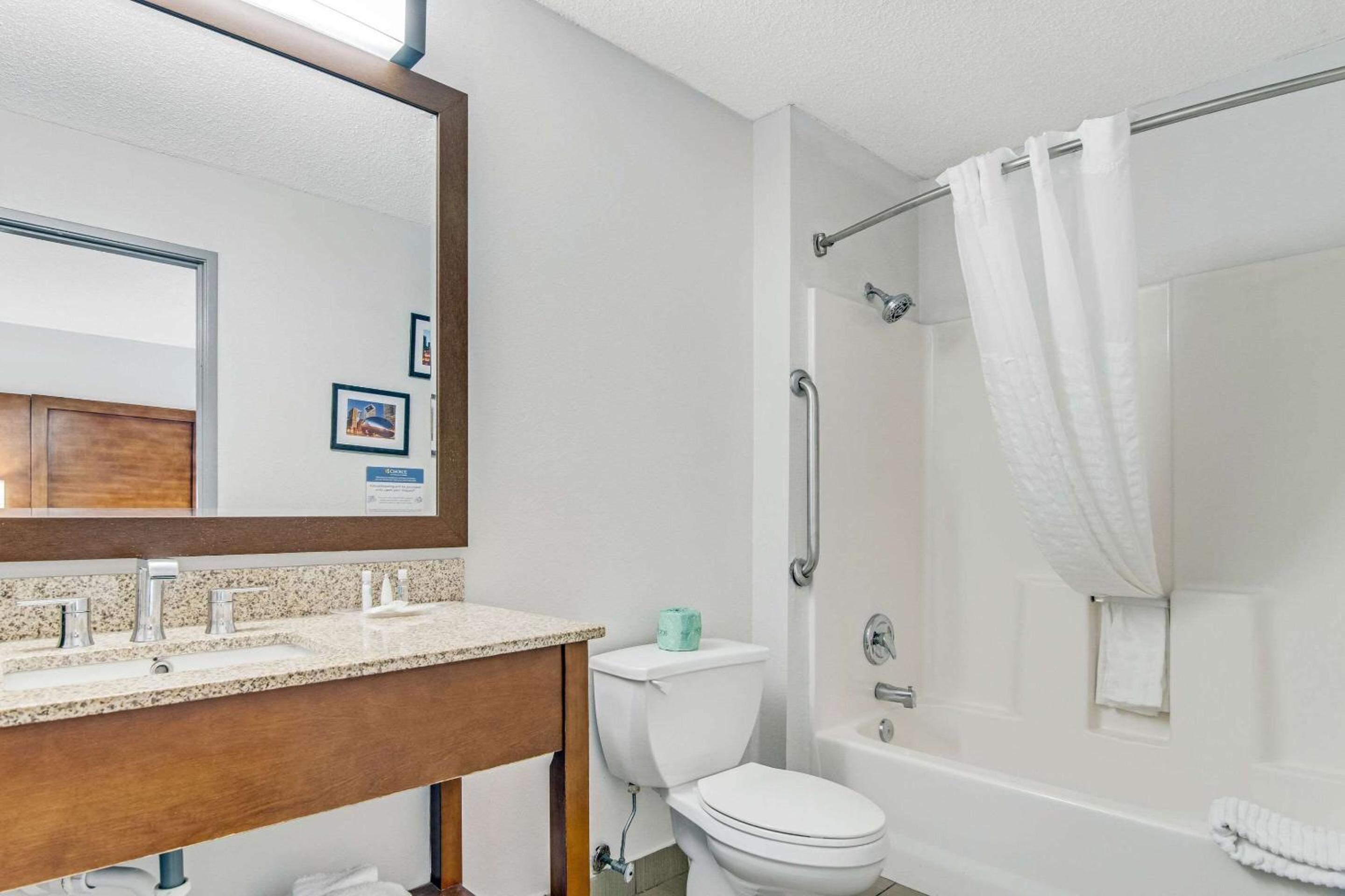 King Suite - Non-Smoking - Photo 5