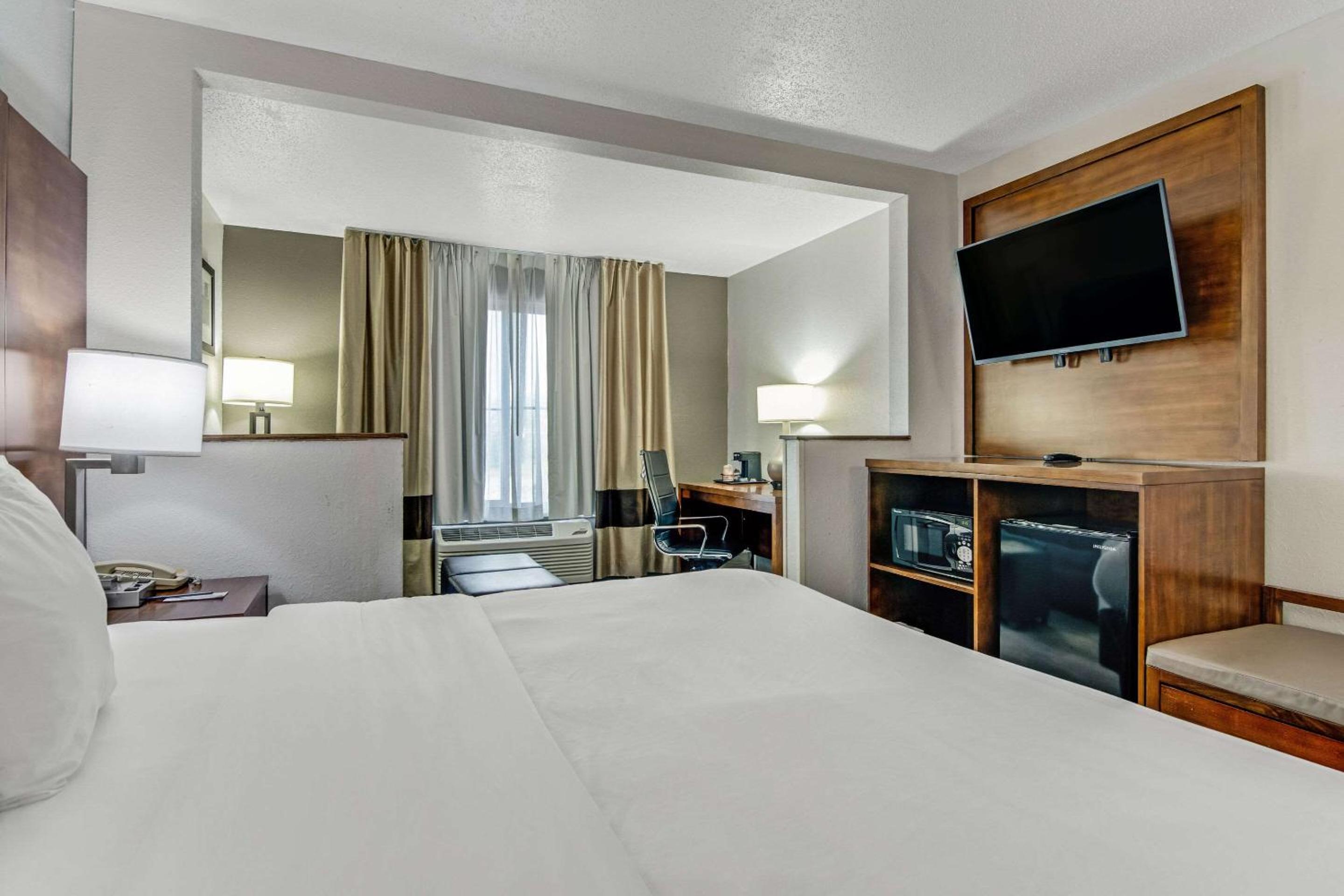 King Suite - Non-Smoking - Photo 6