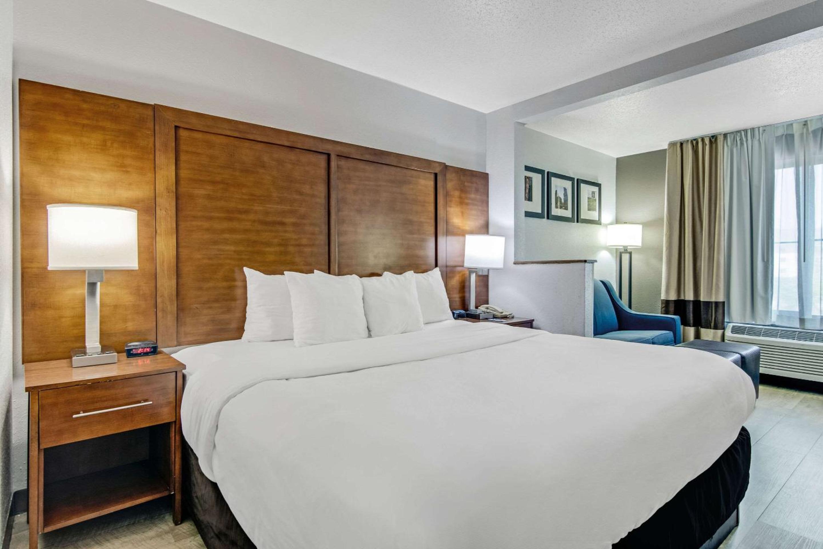 King Suite - Non-Smoking - Photo 2