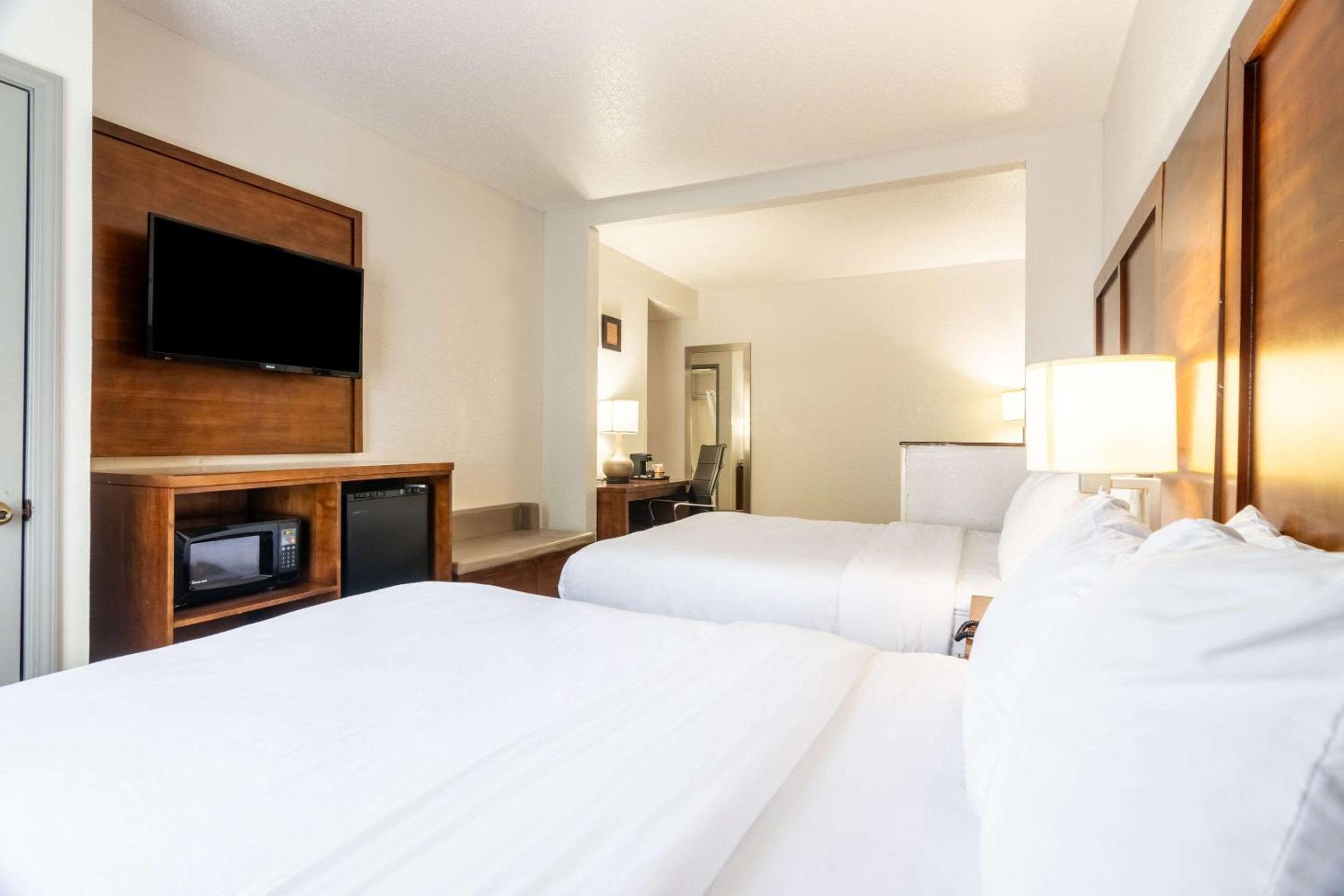 Queen Suite with Two Queen Beds - Non-Smoking - Photo 4