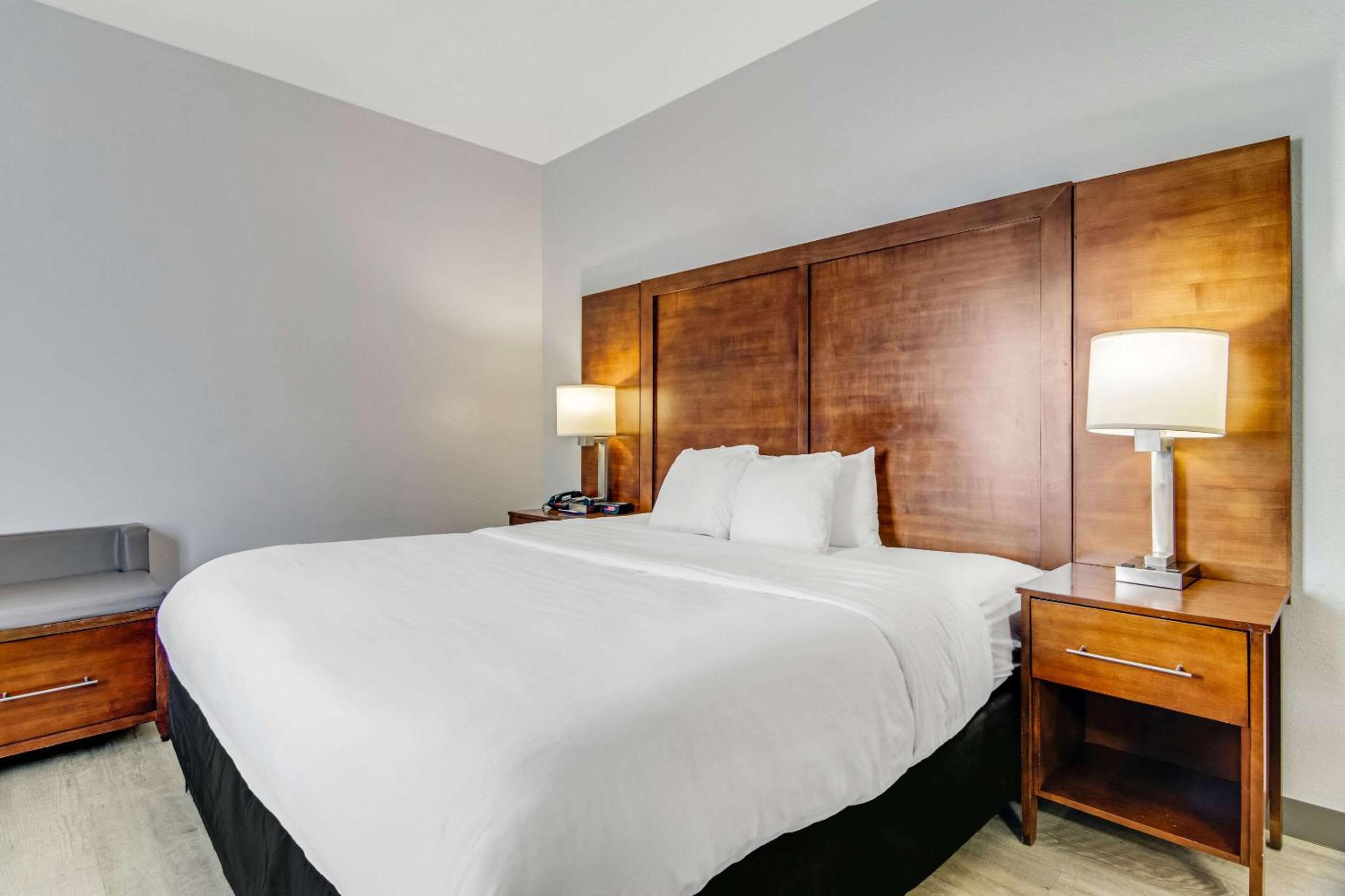 Queen Suite with Two Queen Beds - Non-Smoking - Photo 2