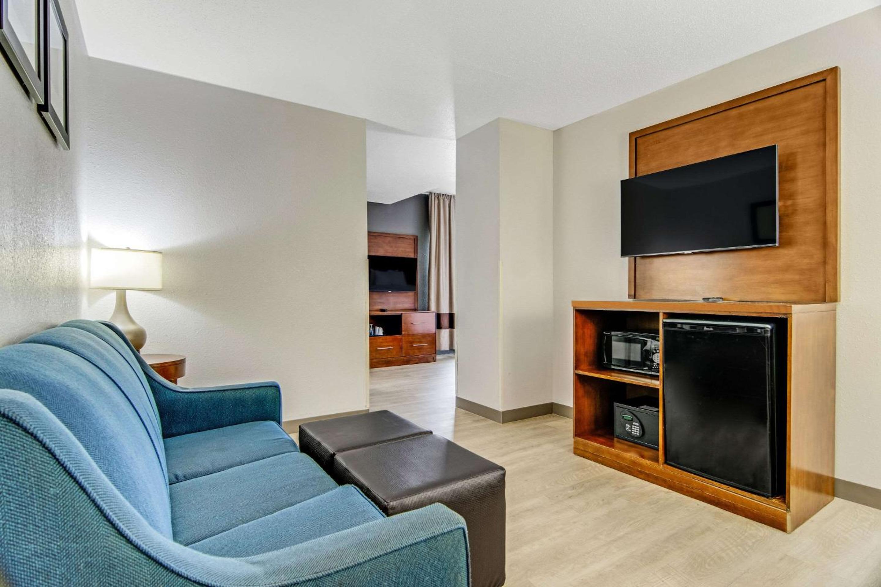 Queen Suite with Two Queen Beds - Non-Smoking - Photo 5
