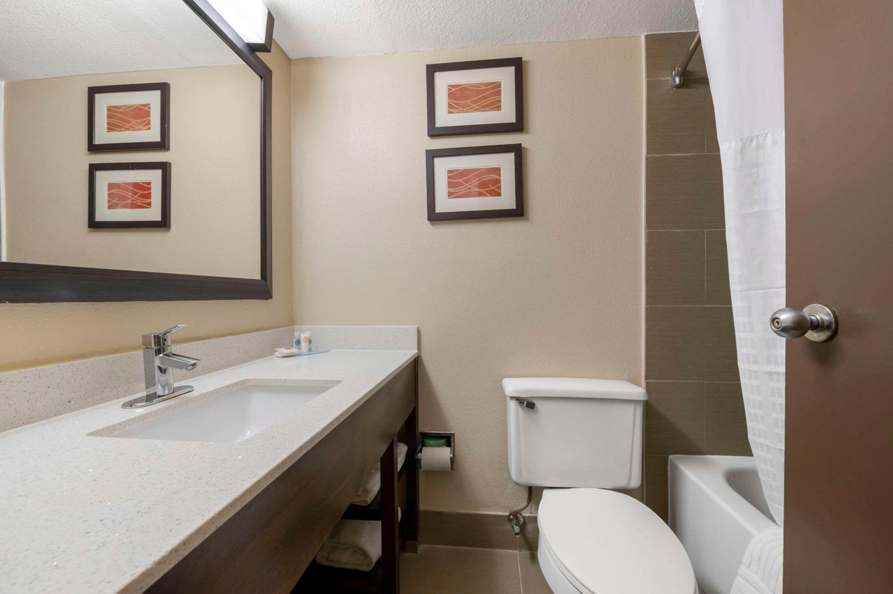 Standard King Room - Non-Smoking  - Photo 2