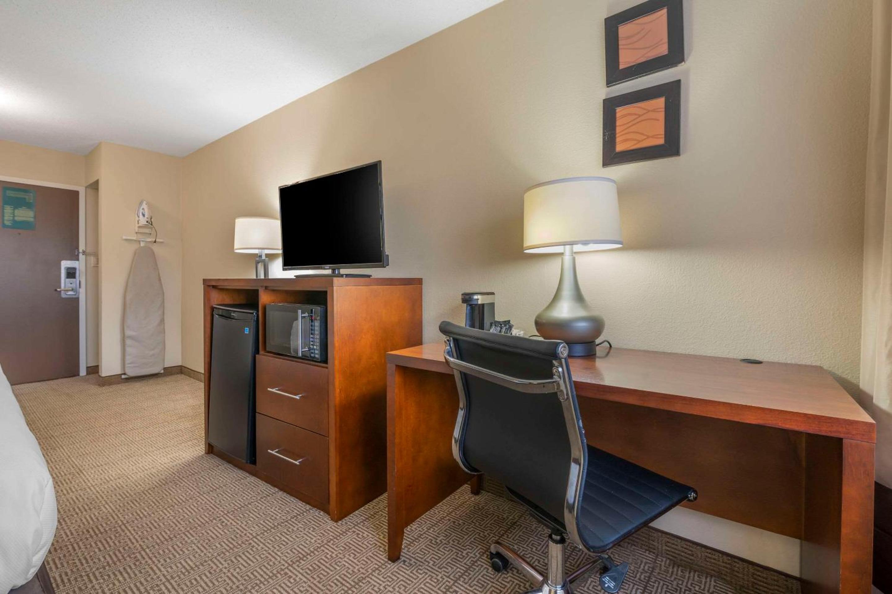Standard King Room - Non-Smoking  - Photo 4