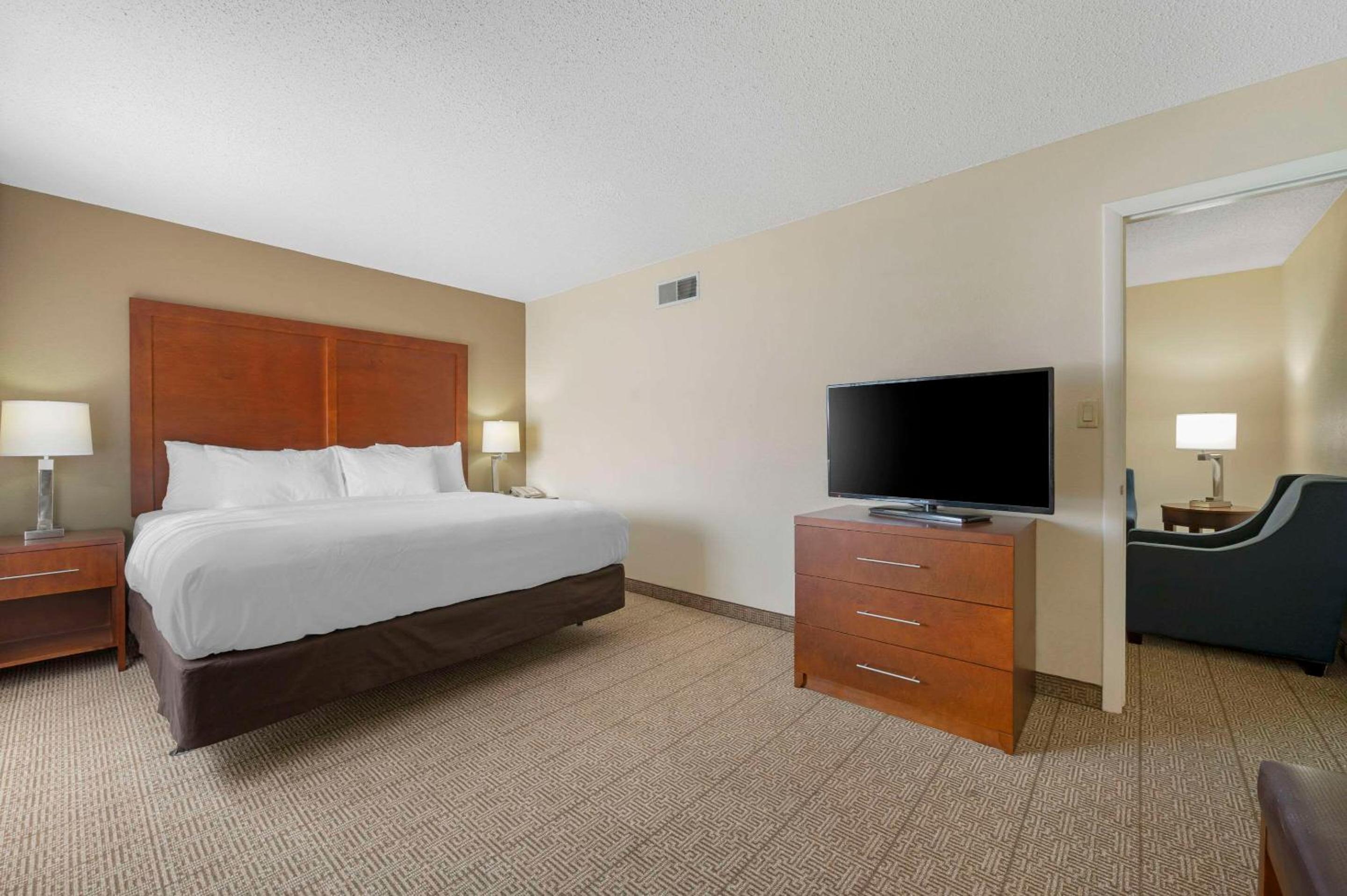 King Suite - Non-Smoking - Photo 1