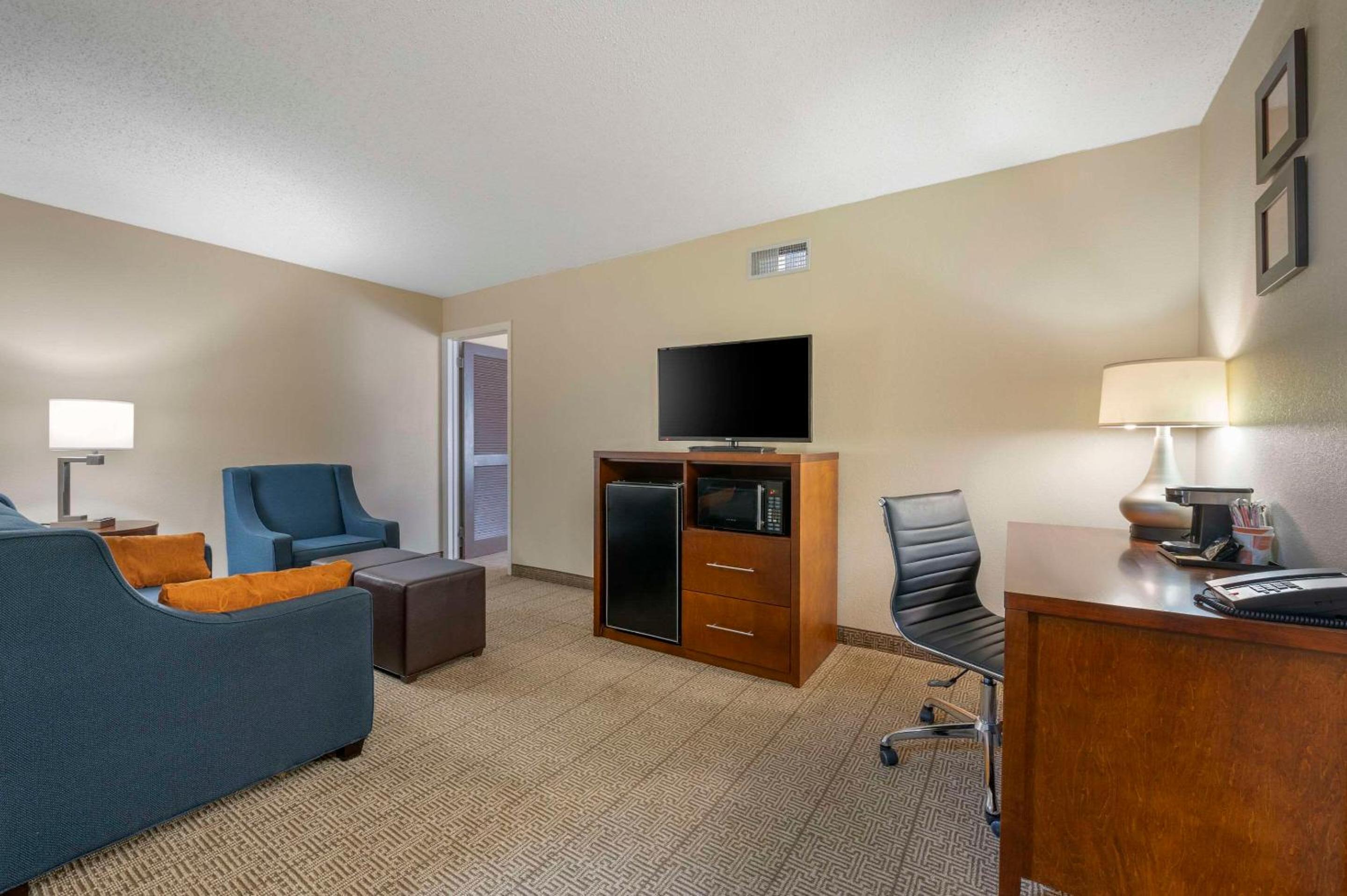 King Suite - Non-Smoking - Photo 4