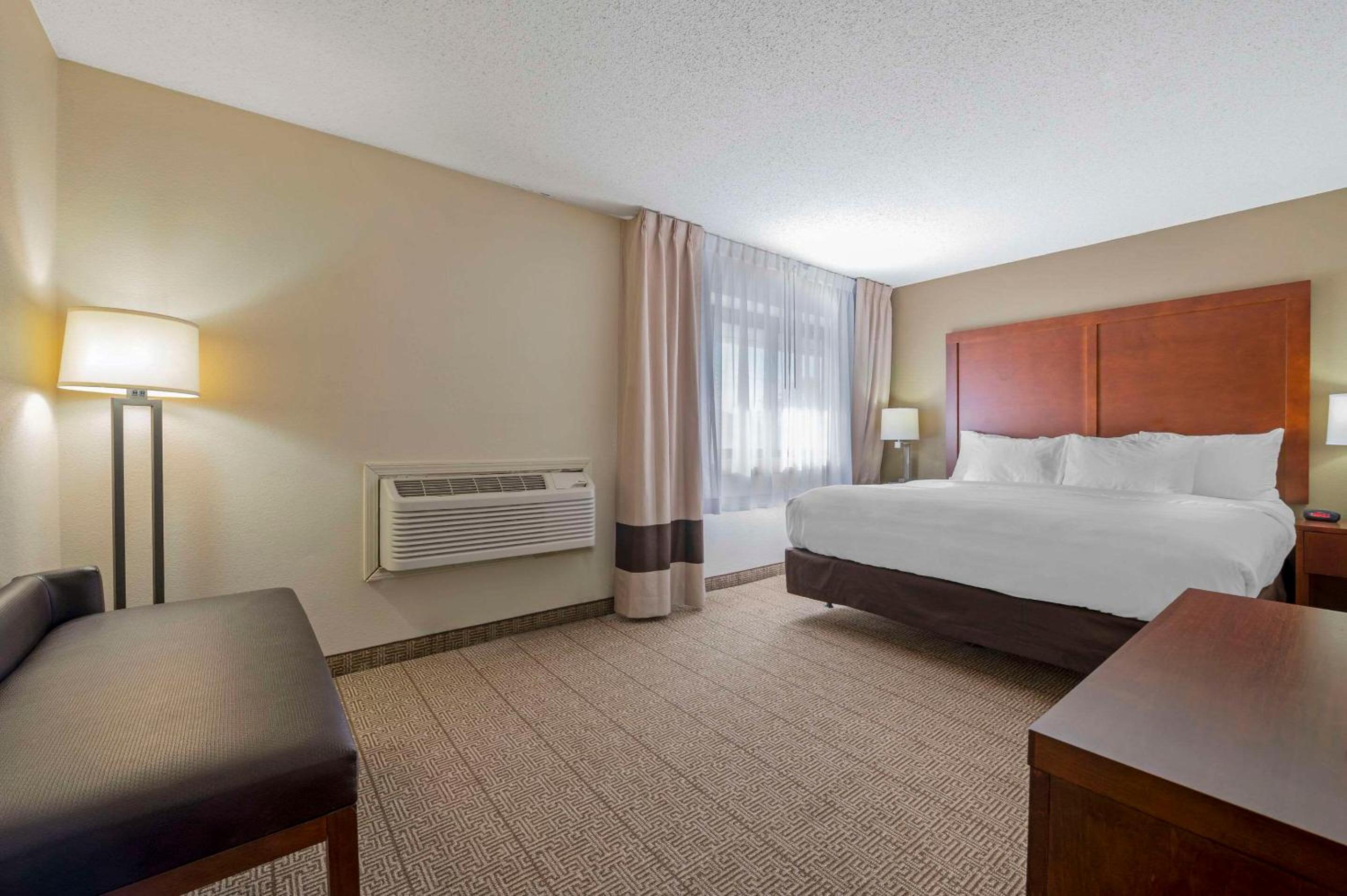 King Suite - Non-Smoking - Photo 2