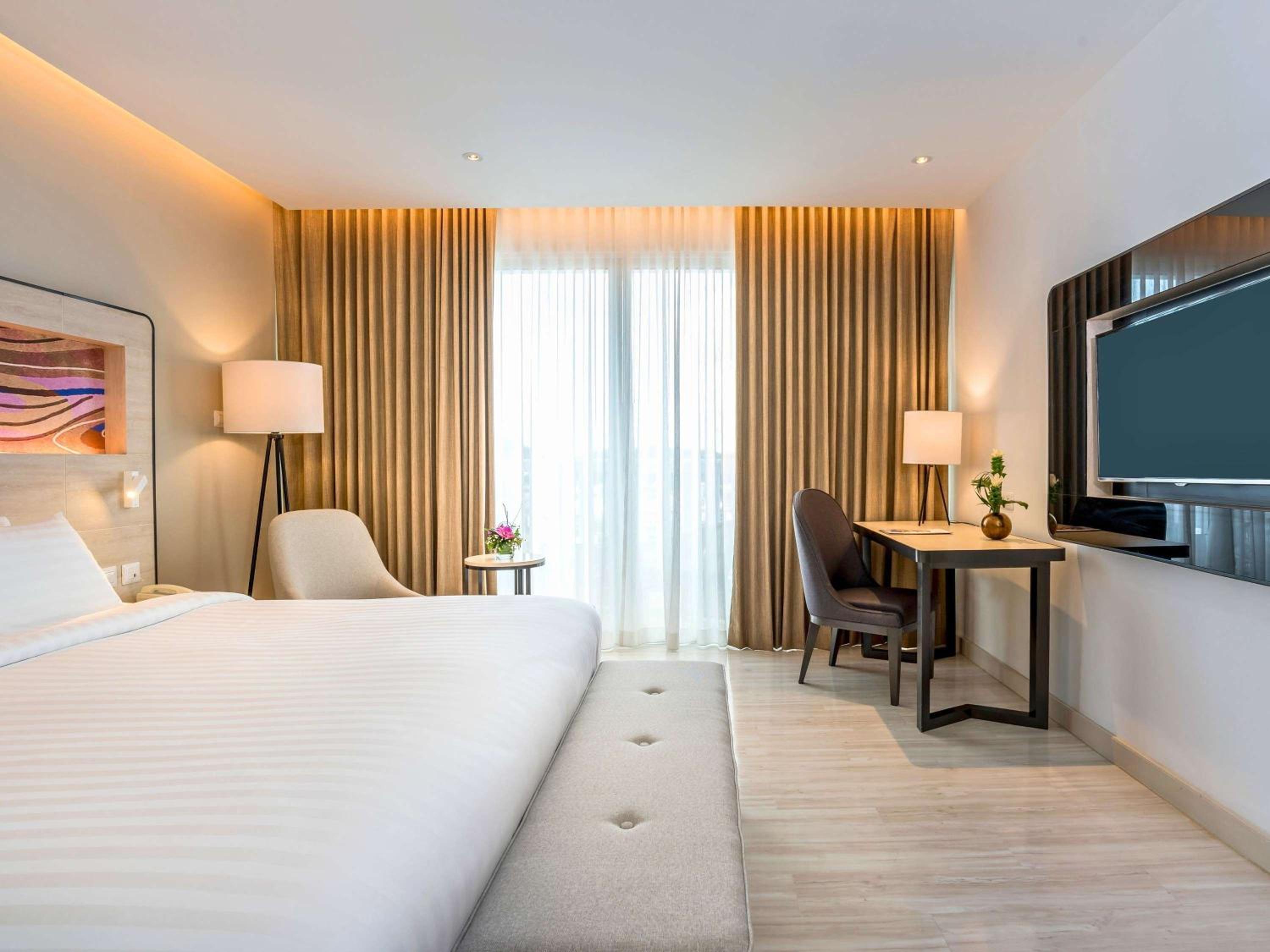 Deluxe King Room with Balcony photo 3