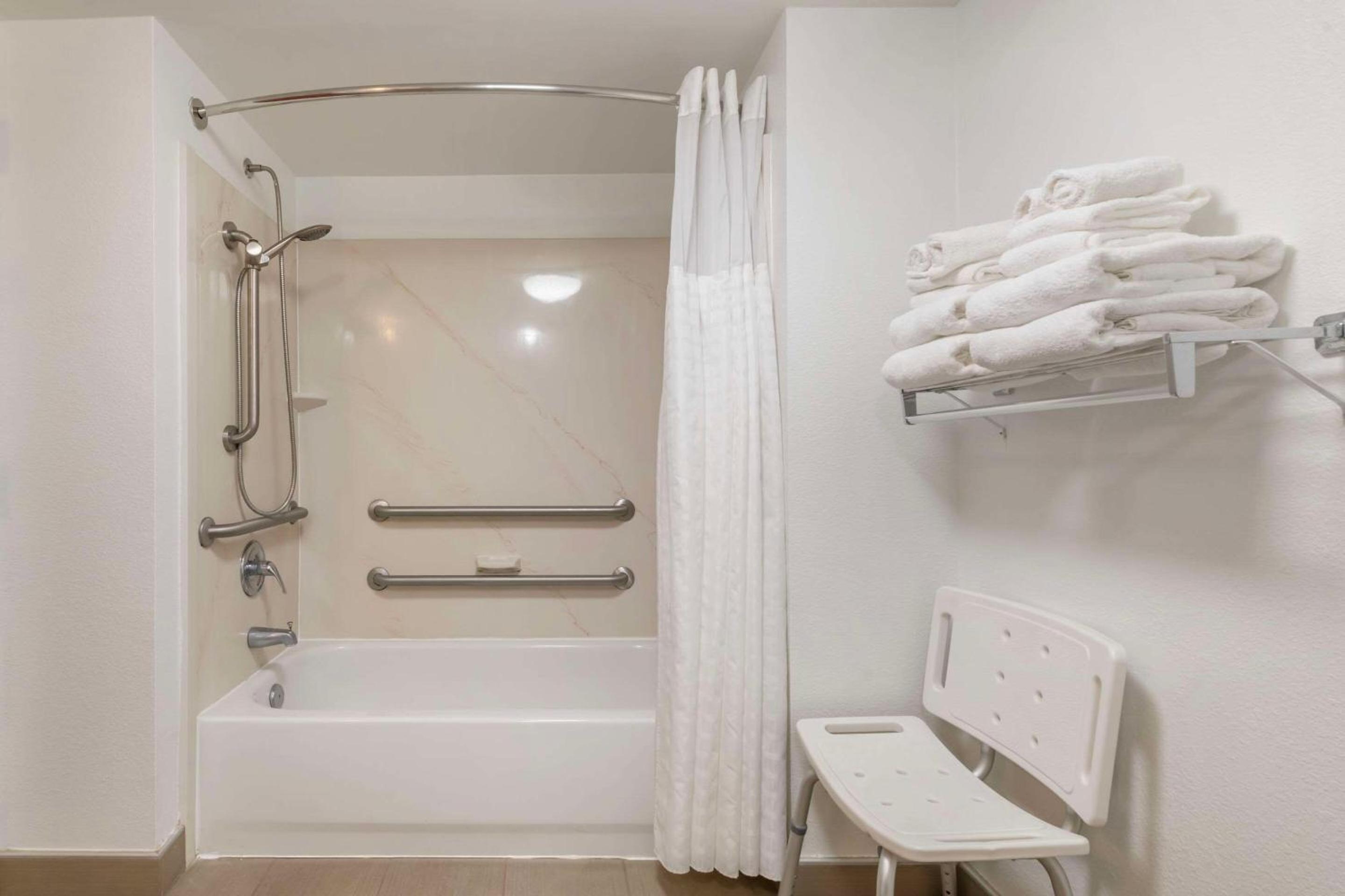 Queen Suite with Two Queen Beds and Accessible Tub - Accessible/Non-Smoking - Photo 2