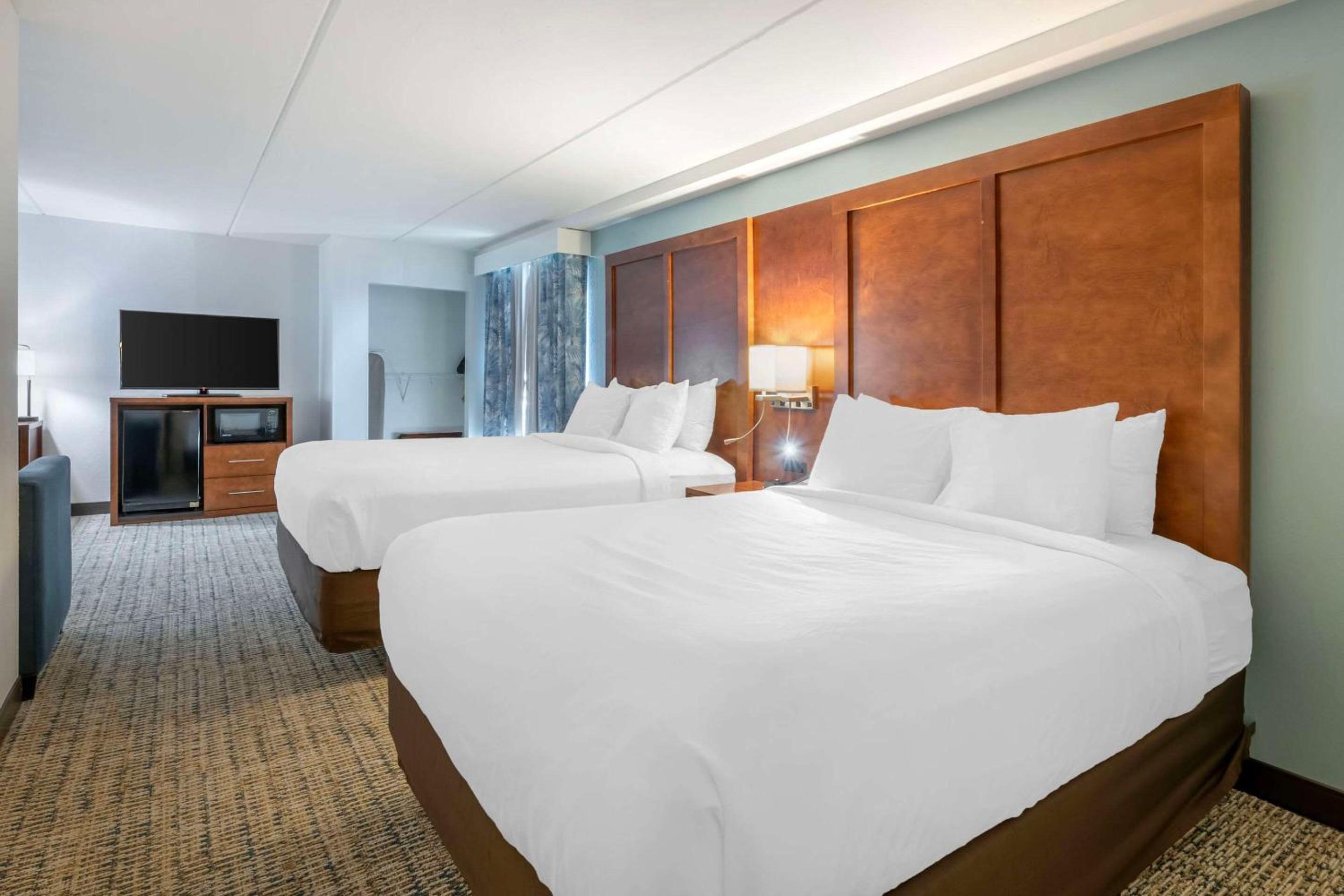 Queen Suite with Two Queen Beds and Accessible Tub - Accessible/Non-Smoking - Photo 14