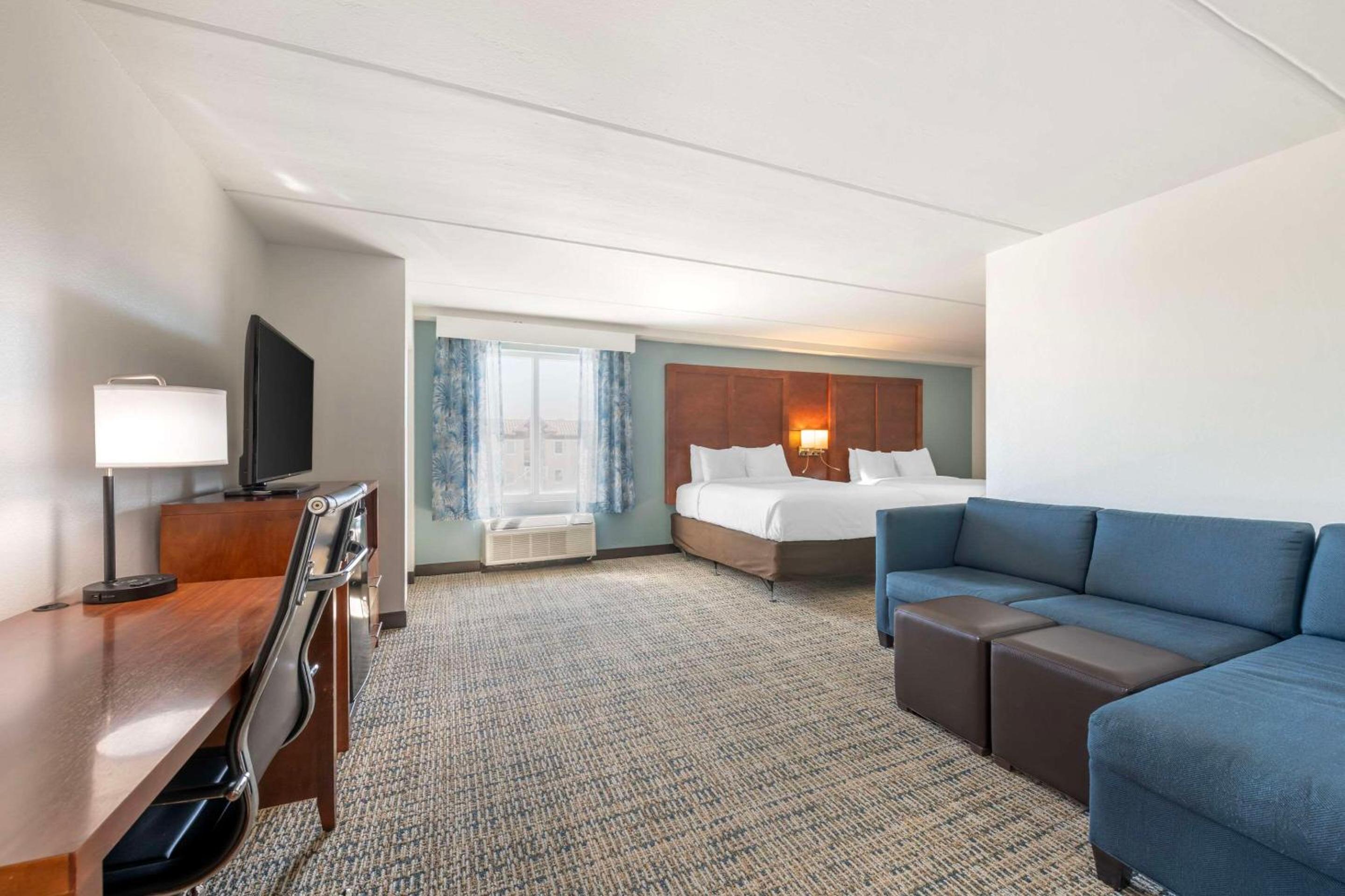 Queen Suite with Two Queen Beds and Accessible Tub - Accessible/Non-Smoking - Photo 1