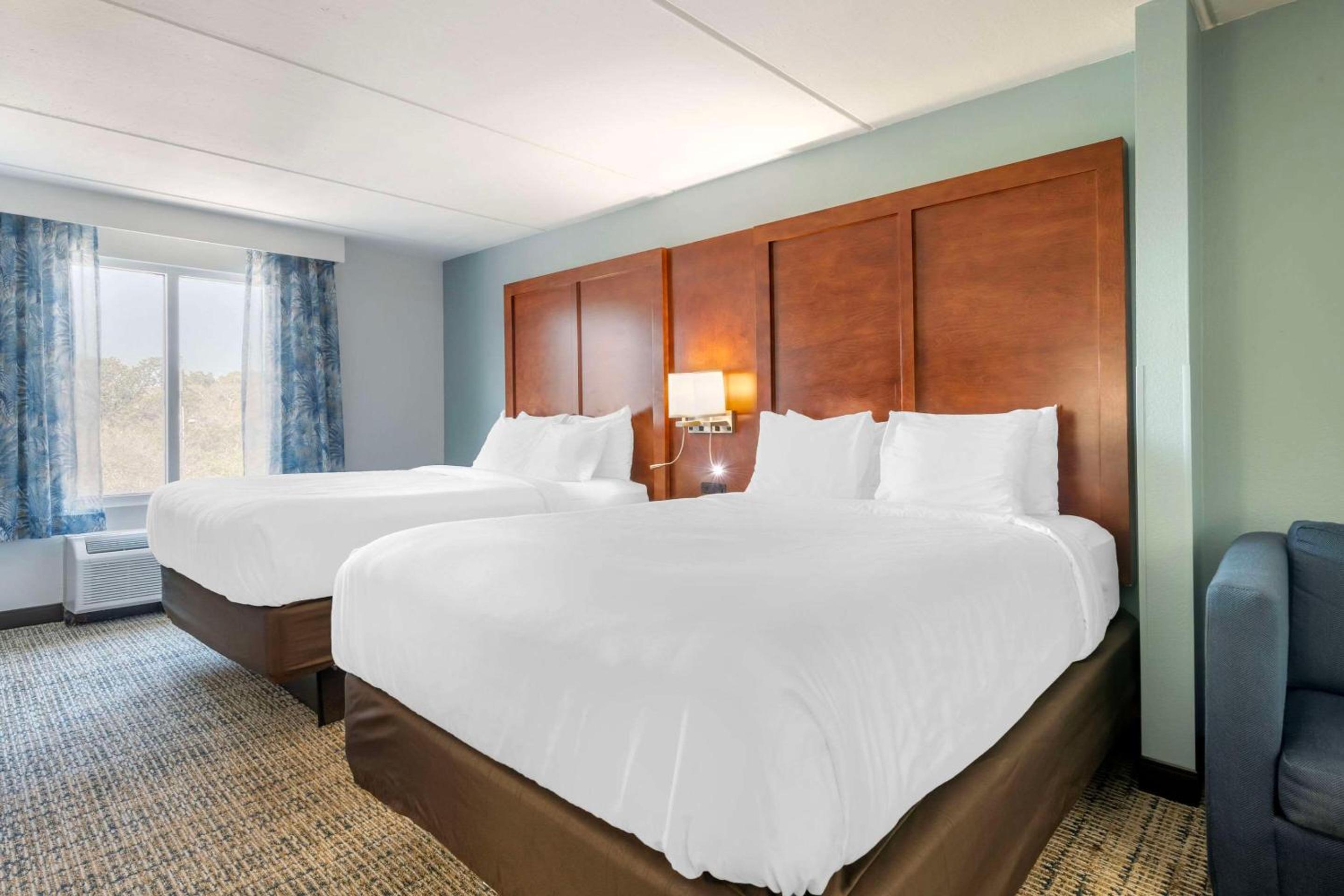 Queen Suite with Two Queen Beds - Photo 9