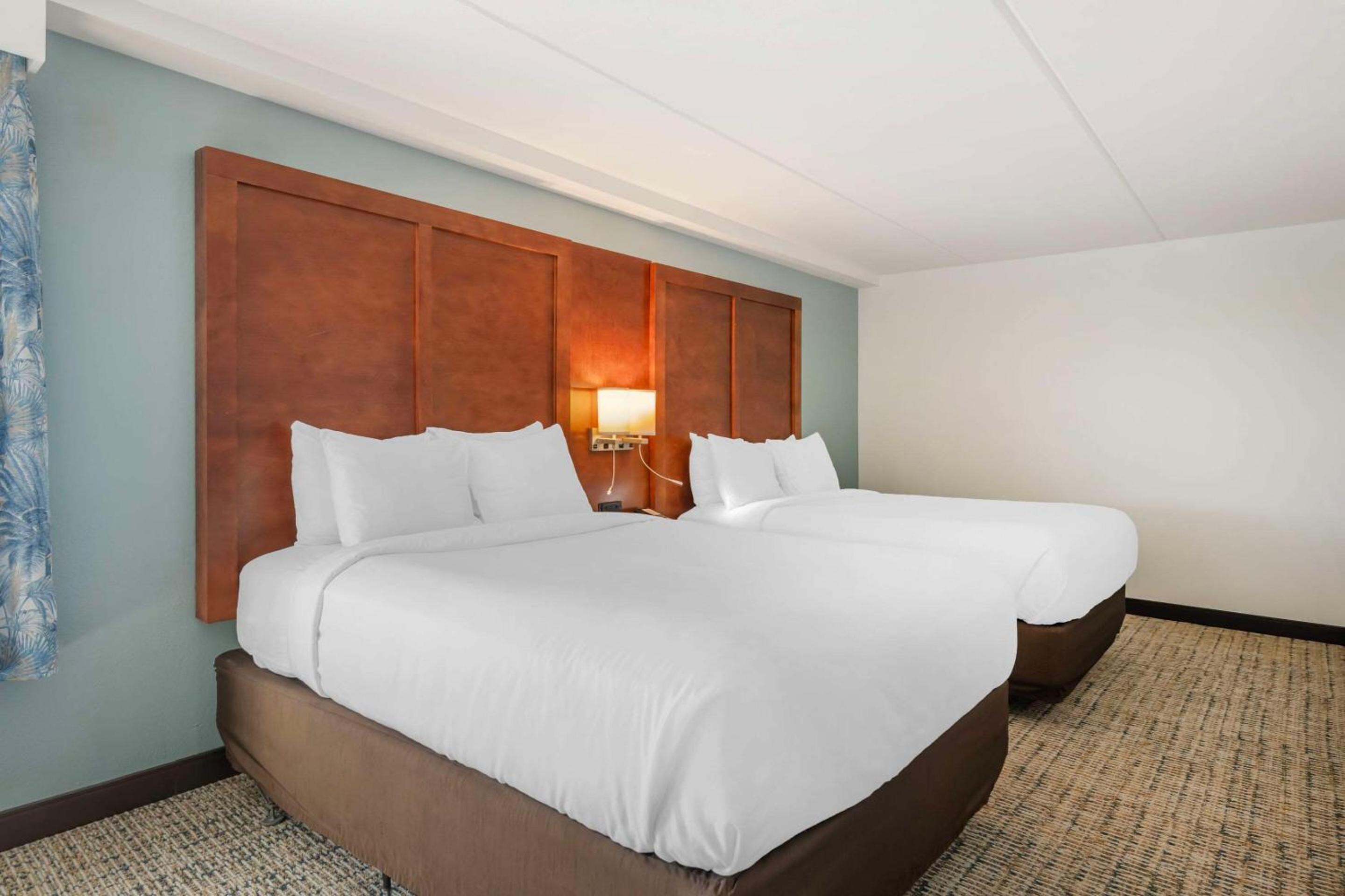 Queen Suite with Two Queen Beds and Accessible Tub - Accessible/Non-Smoking - Photo 15