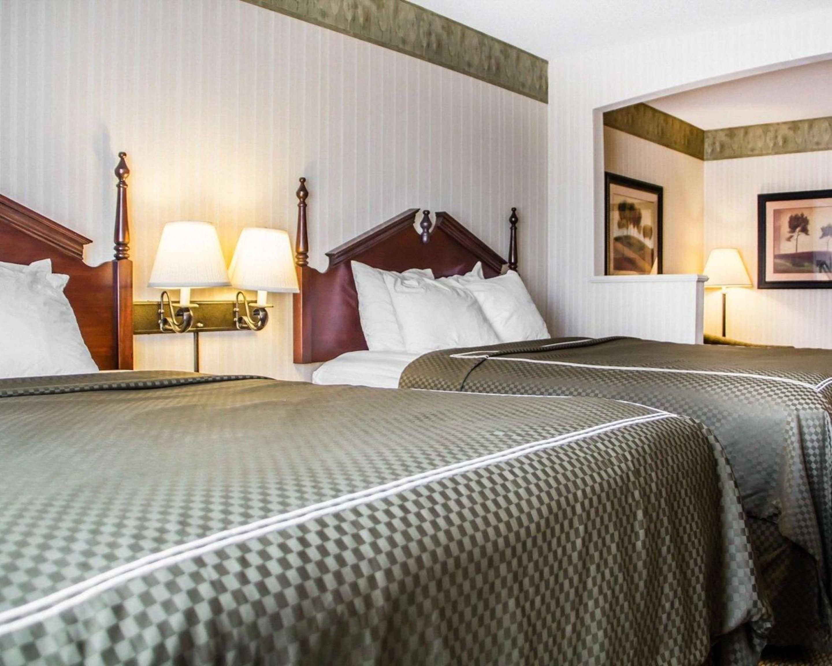 Deluxe Queen Suite with Two Queen Beds - Non-Somking - Photo 2