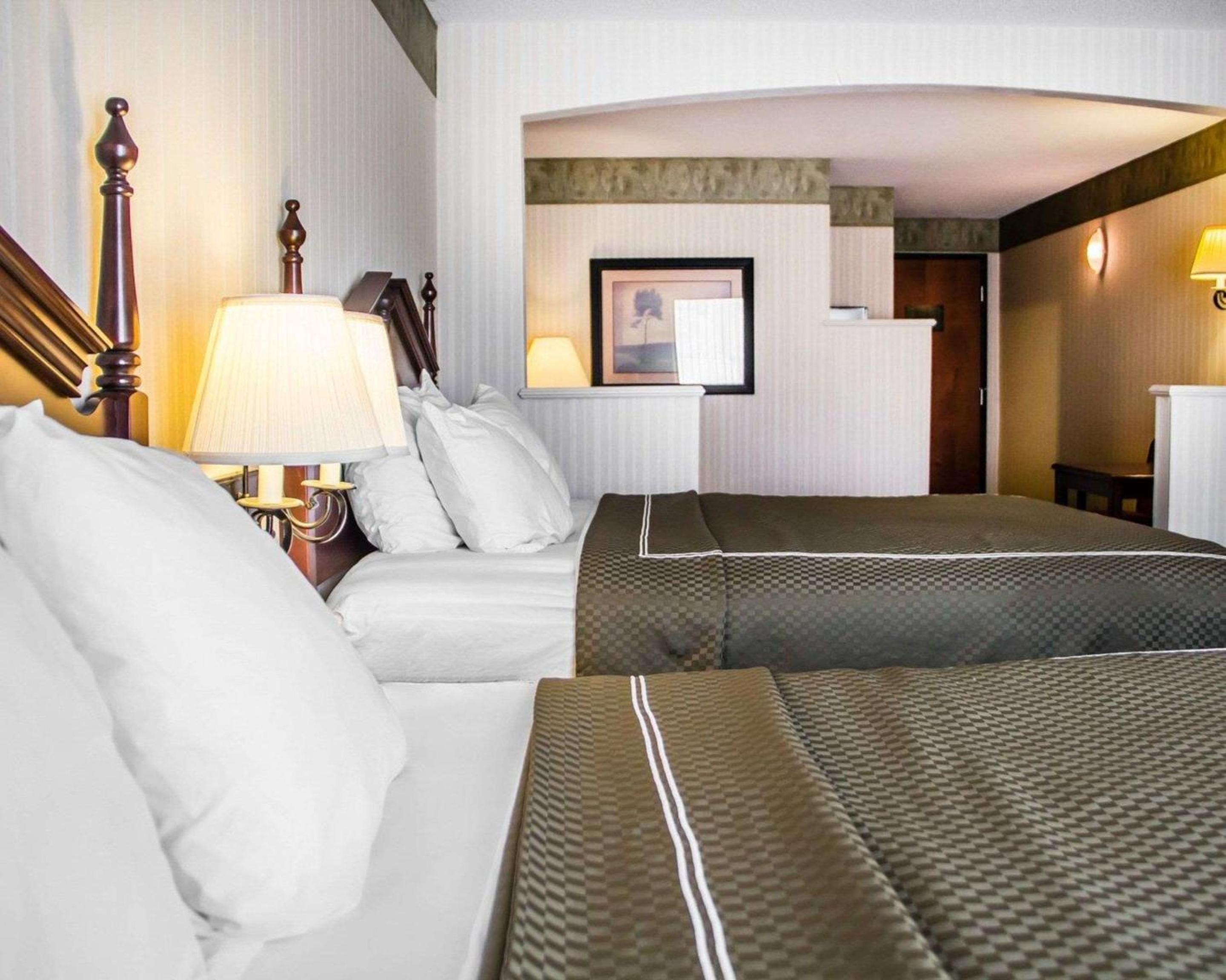Deluxe Queen Suite with Two Queen Beds - Non-Somking - Photo 6