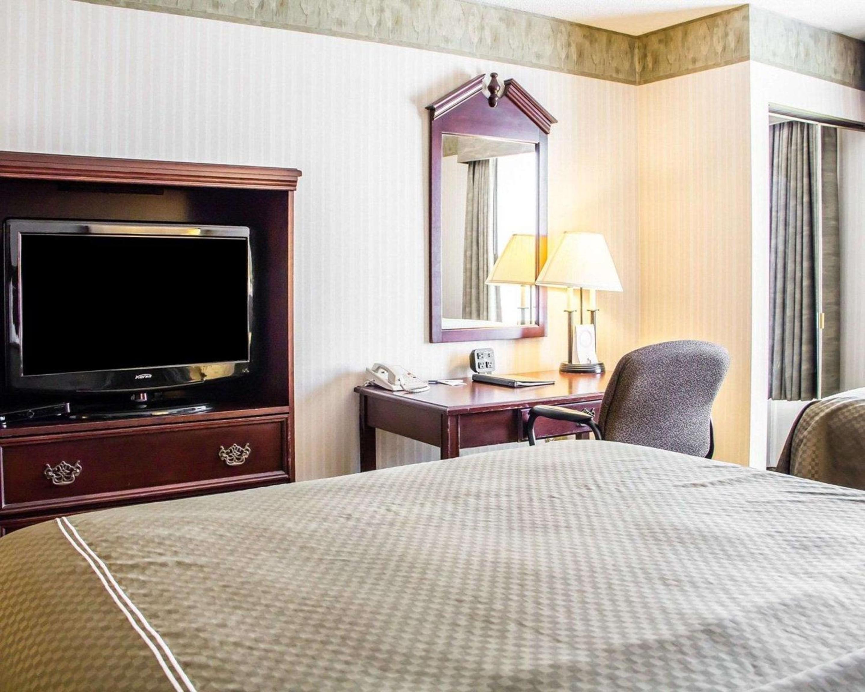 Deluxe Queen Suite with Two Queen Beds - Non-Somking - Photo 4
