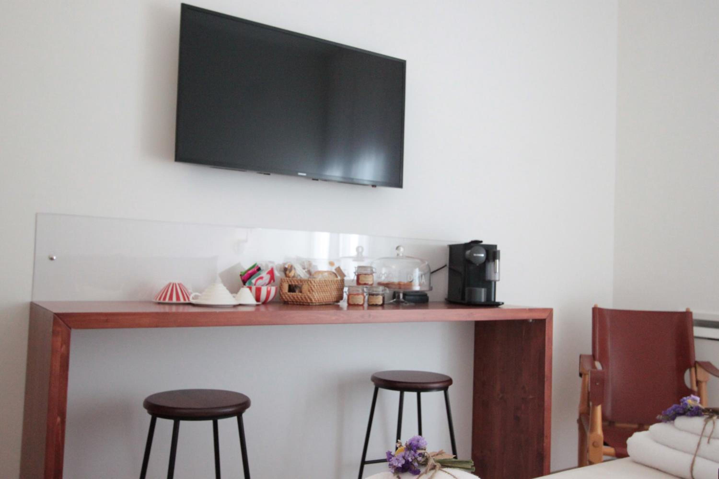 Double Room with Balcony - Photo 10