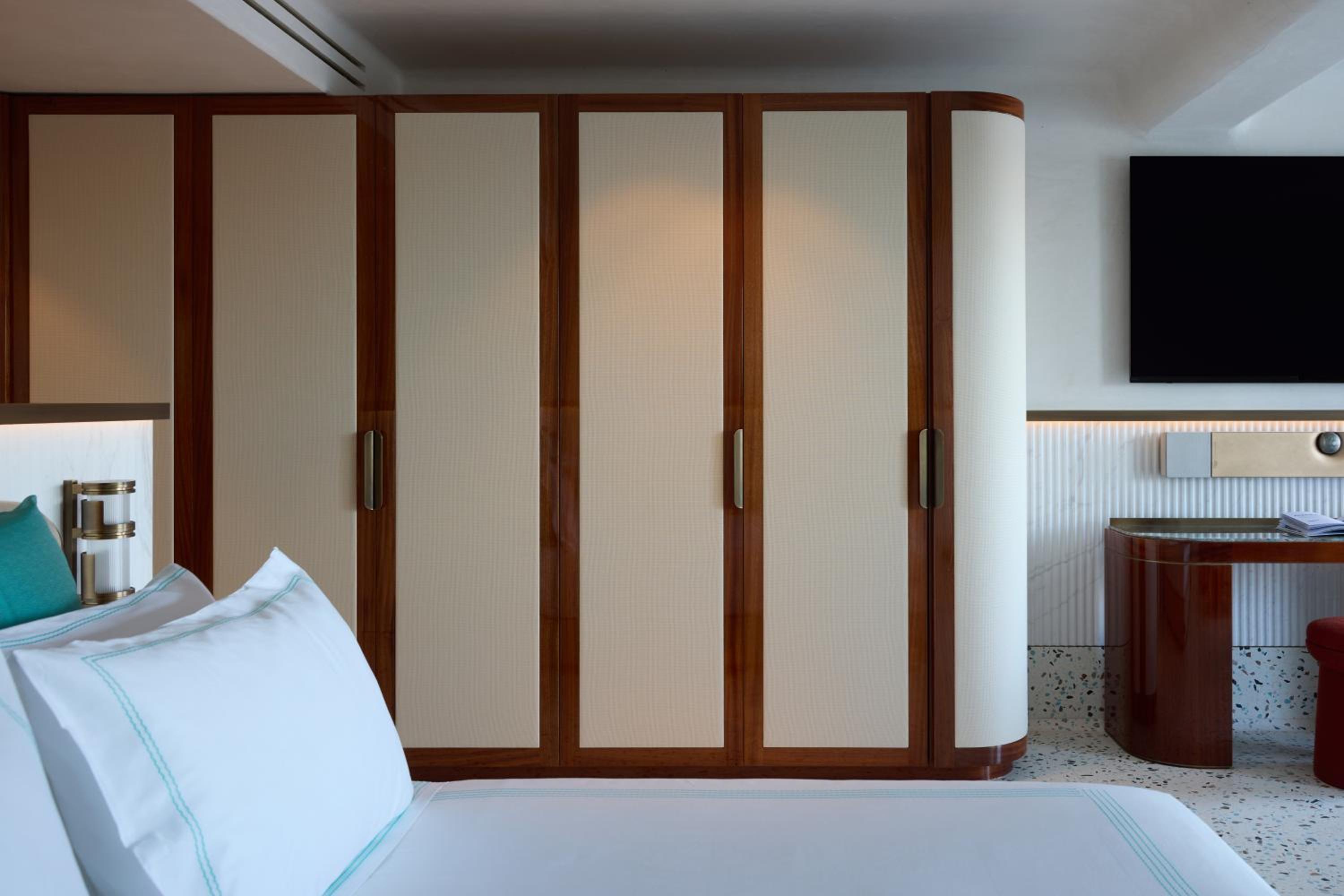 Deluxe Double Room with Balcony - Photo 3