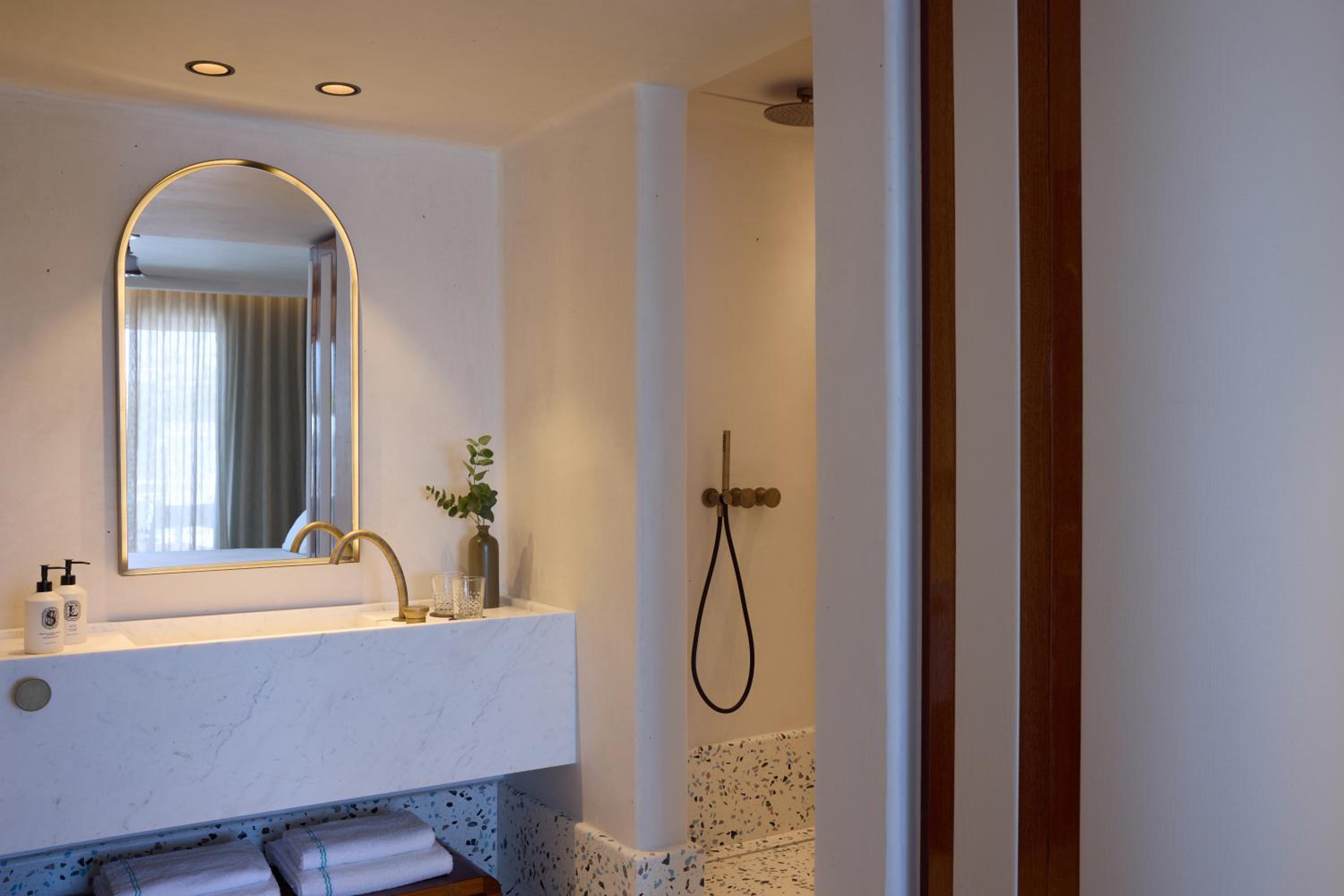 Deluxe Double Room with Balcony - Photo 8