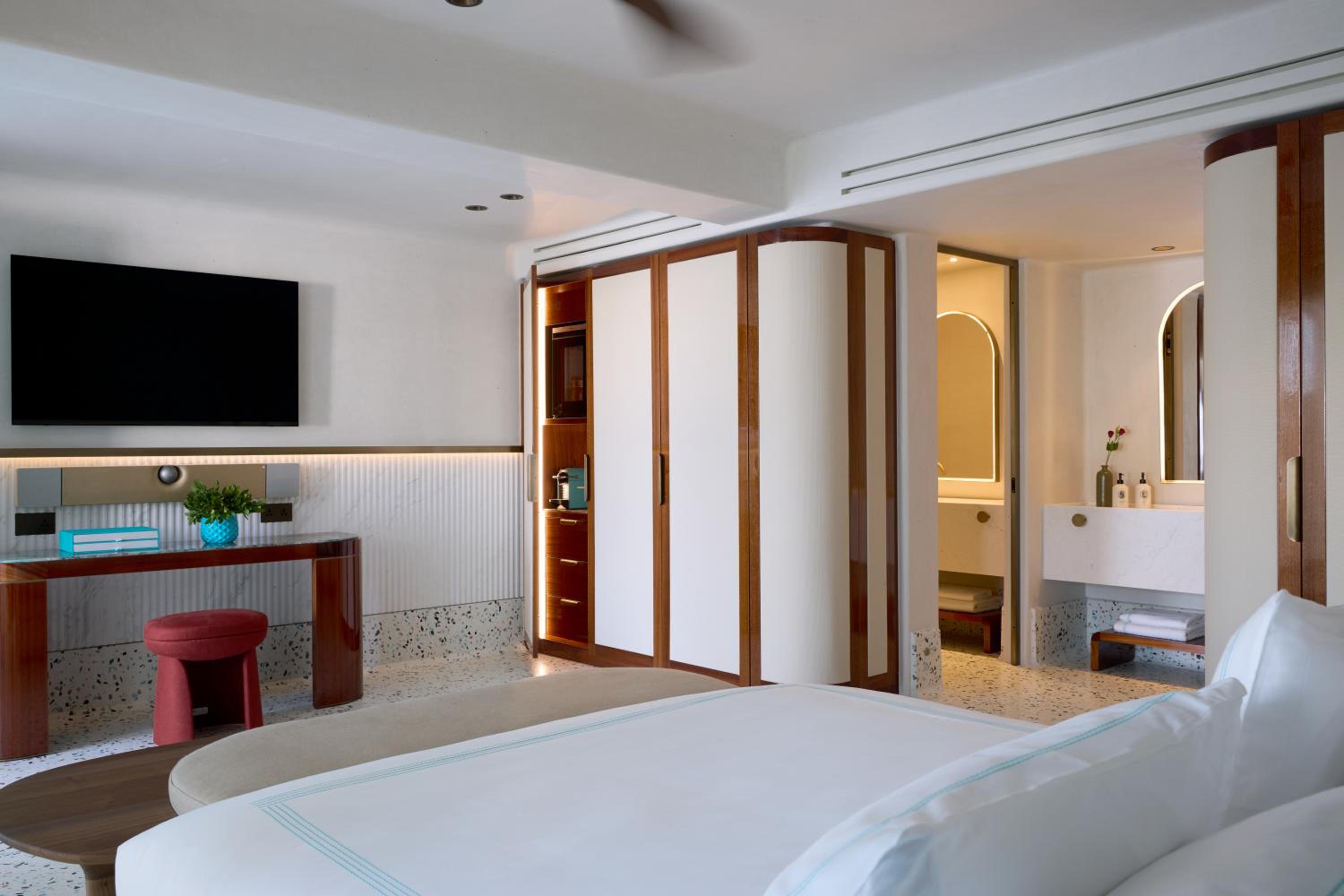 Deluxe Double Room with Balcony - Photo 2