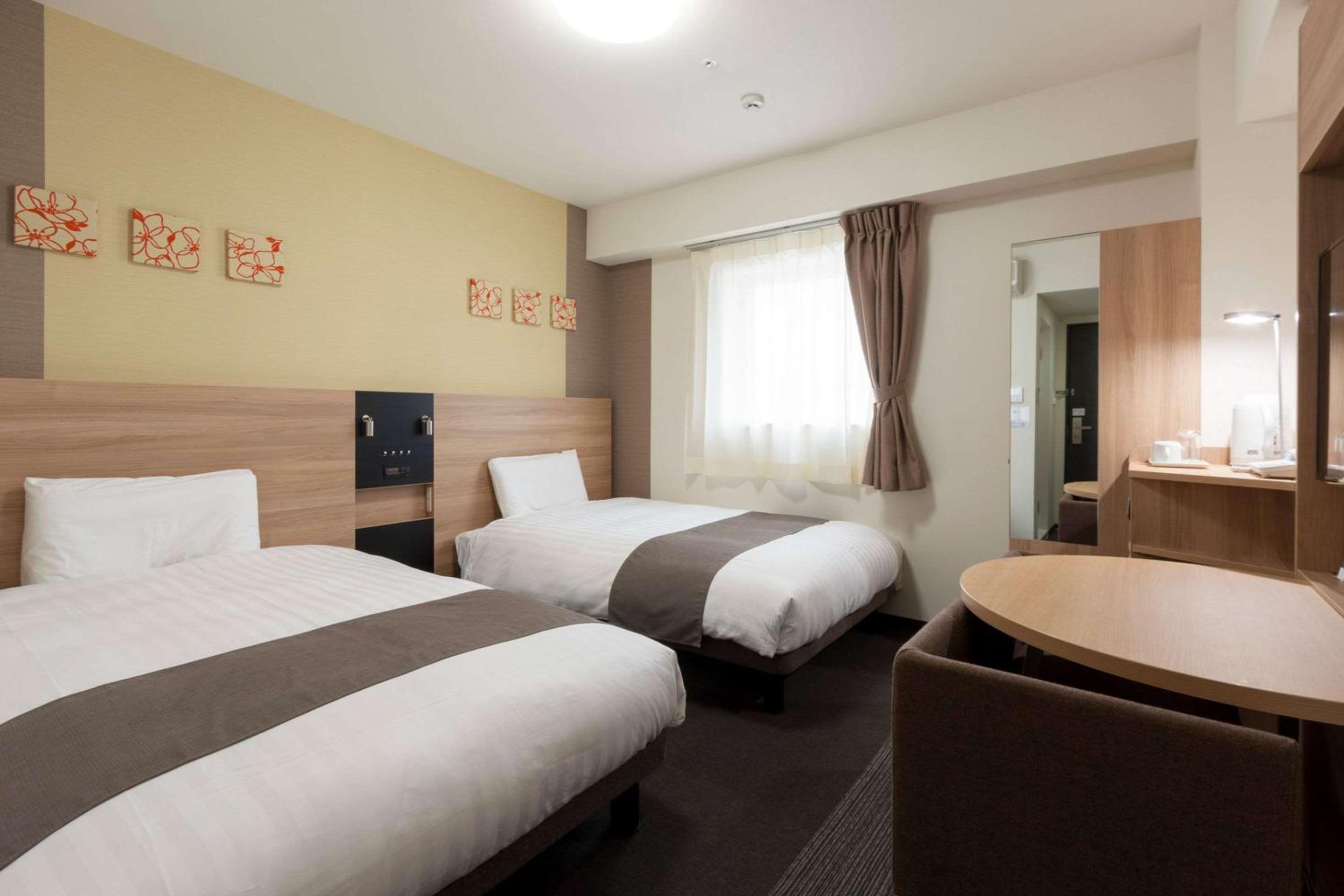Twin Room - Non-Smoking photo 1