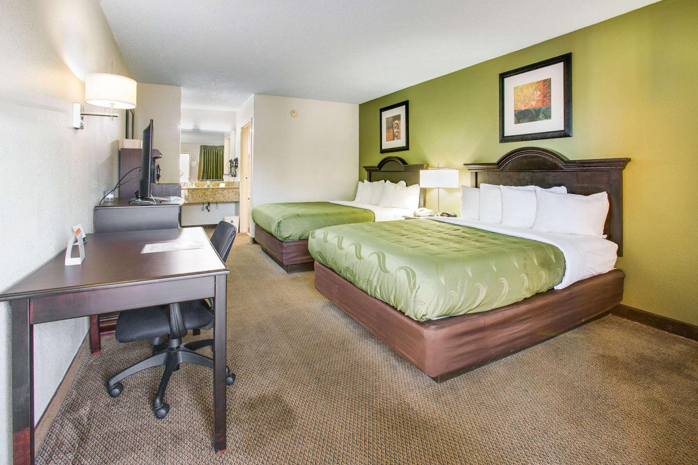 Queen Room with Two Queen Beds - Non-Smoking - Photo 4