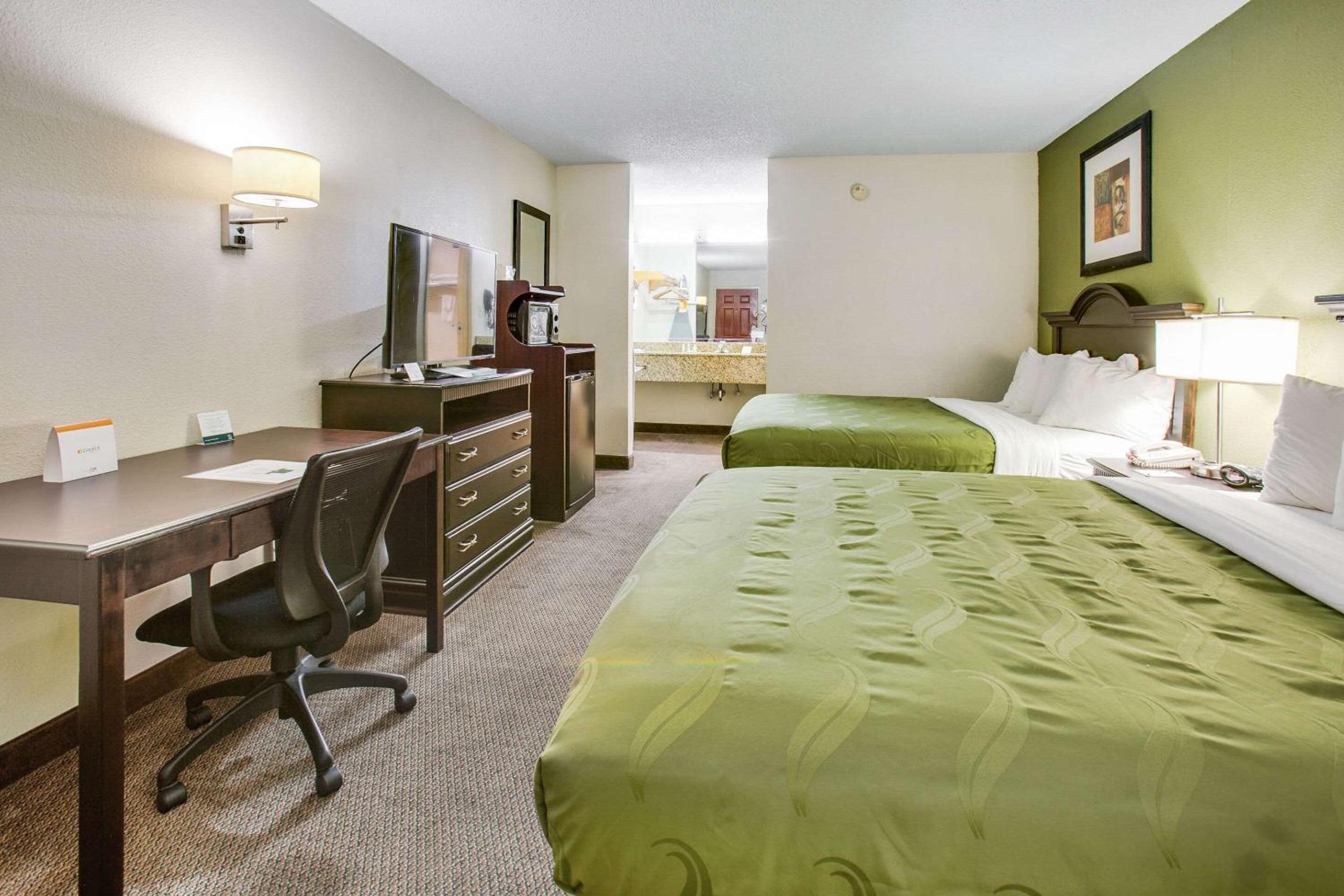 Queen Room with Two Queen Beds - Non-Smoking - Photo 5