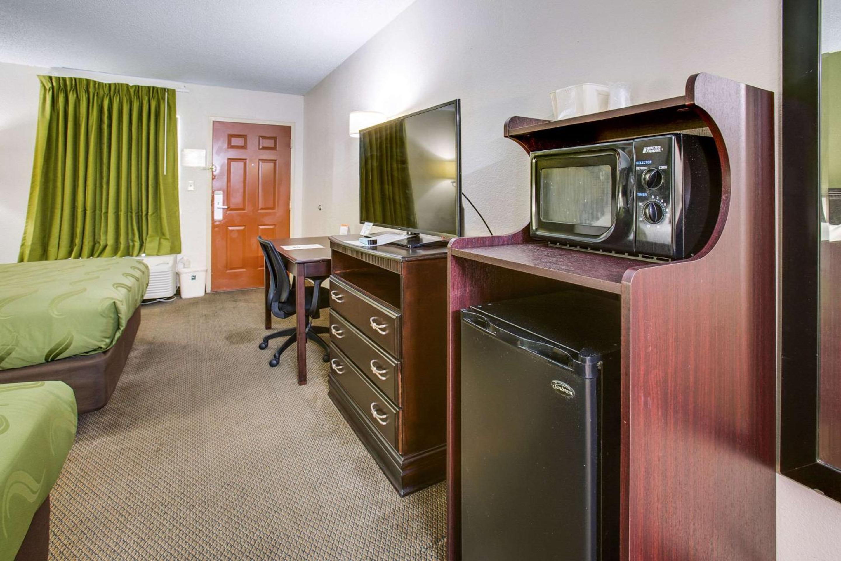 Queen Room with Two Queen Beds - Non-Smoking - Photo 6