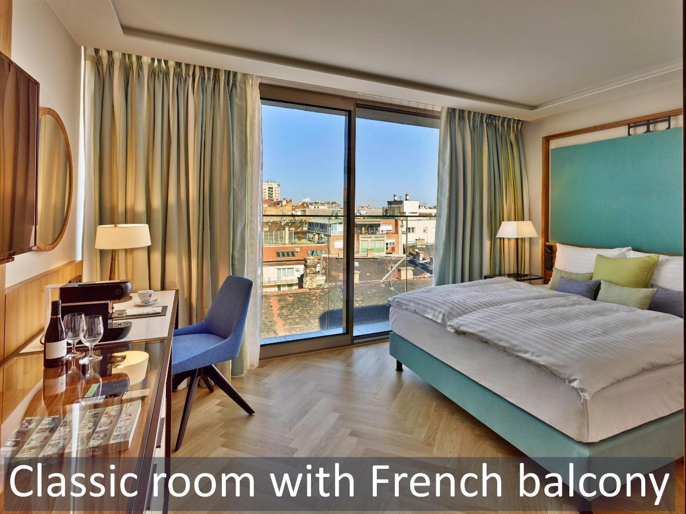 Classic Double Room with Balcony - Photo 10