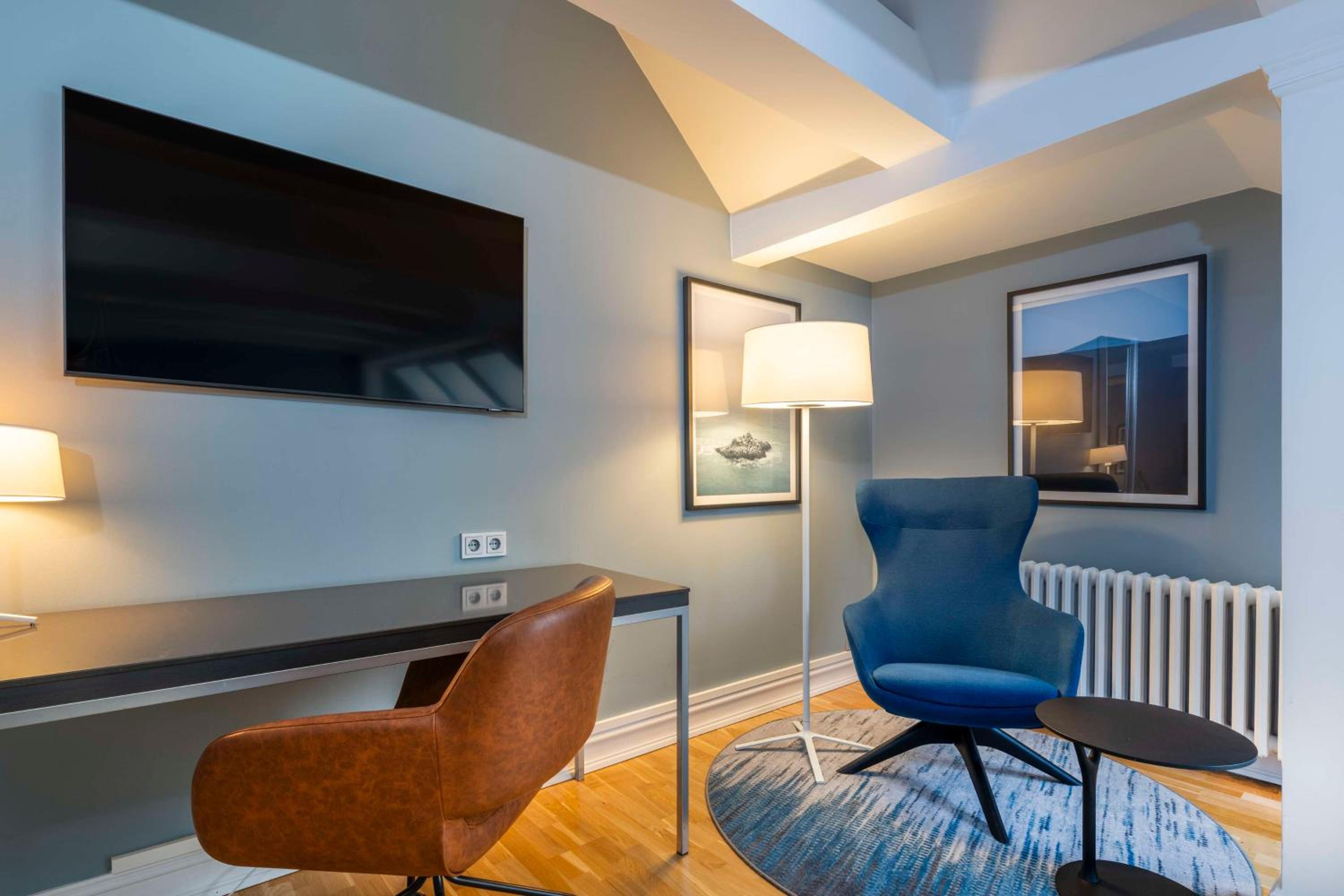 Suite - Photo 1