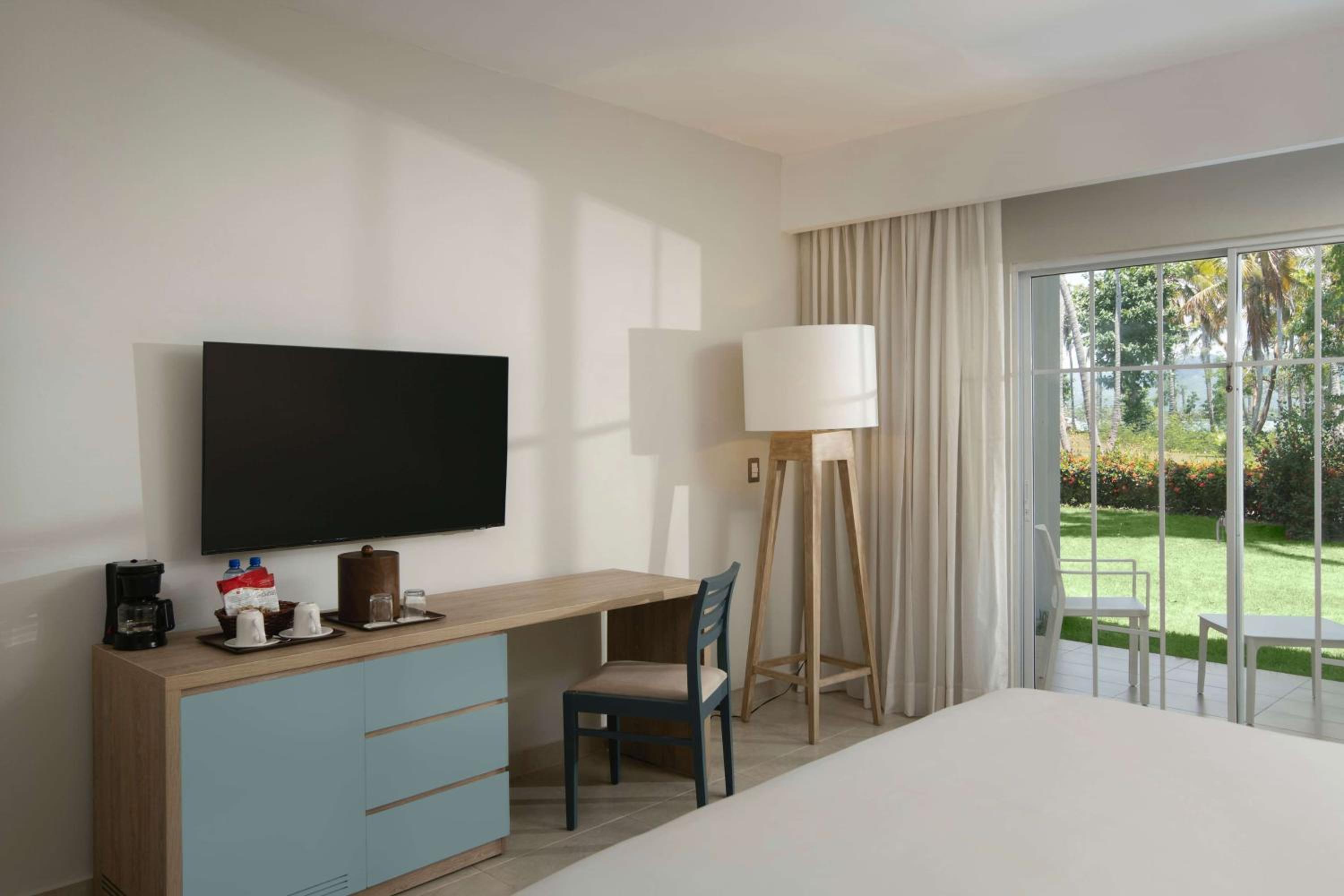 Standard Room with Two Double Beds and Garden View photo 2